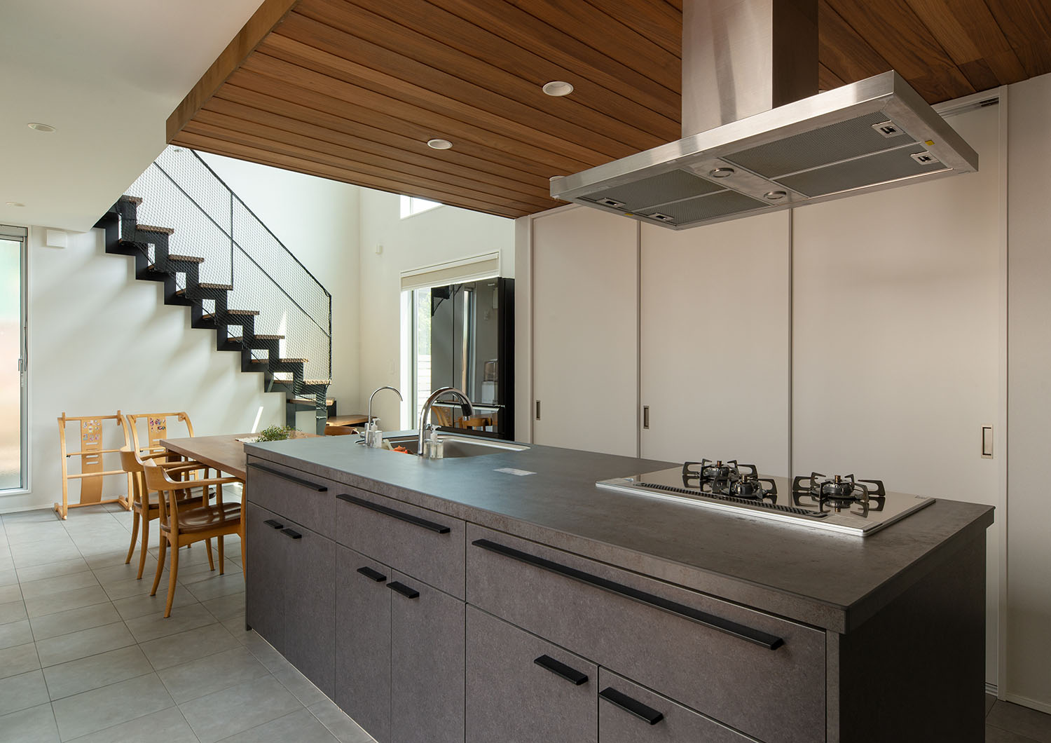 木目の下がり天井となったグレーのアイランドキッチン・デザイン住宅 注文住宅・デザイン住宅建築実例_『CASE663 シークエンス』_キッチン