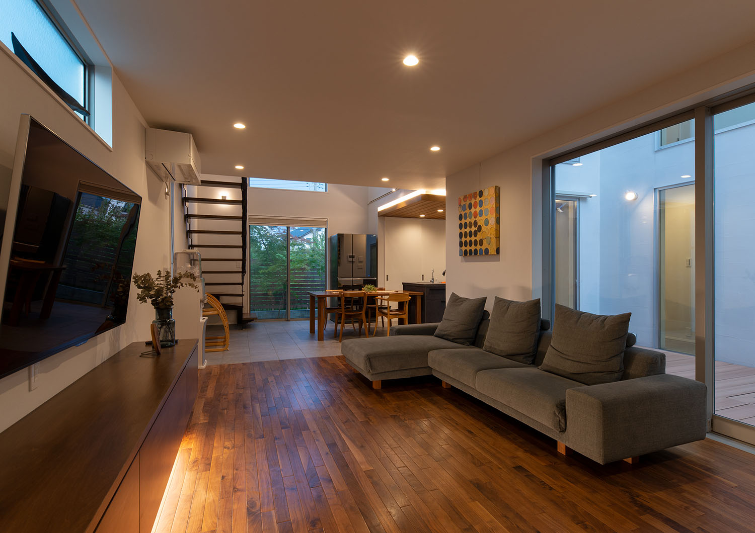 ダウンライトに照らされた中庭に面するフローリングのLDK・デザイン住宅 注文住宅・デザイン住宅建築実例_『CASE663 シークエンス』_LDK