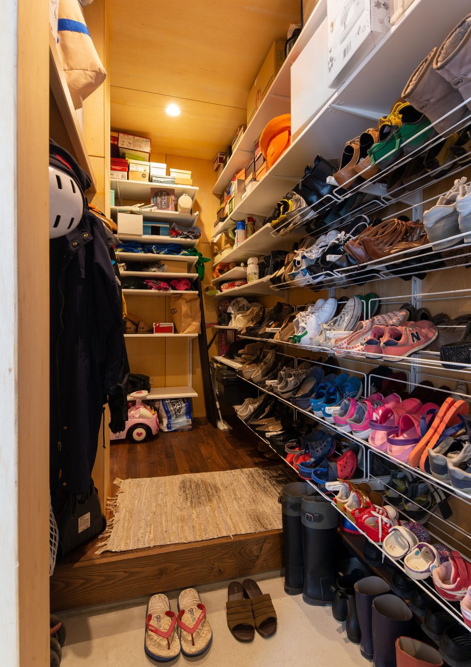 洋服も掛けることが出来る、室内と繋がったシューズインクローゼット・デザイン住宅 注文住宅・デザイン住宅建築実例_『CASE663 シークエンス』_玄関