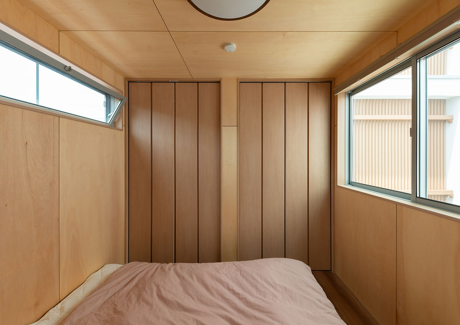 壁や建具をすべて木材にした寝室・デザイン住宅 注文住宅・デザイン住宅建築実例_『CASE663 シークエンス』_寝室