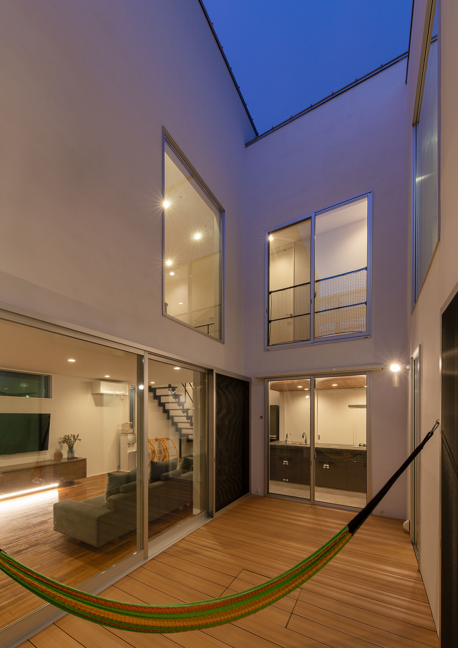 窓が多く面しているウッドデッキの中庭・デザイン住宅 注文住宅・デザイン住宅建築実例_『CASE663 シークエンス』_中庭