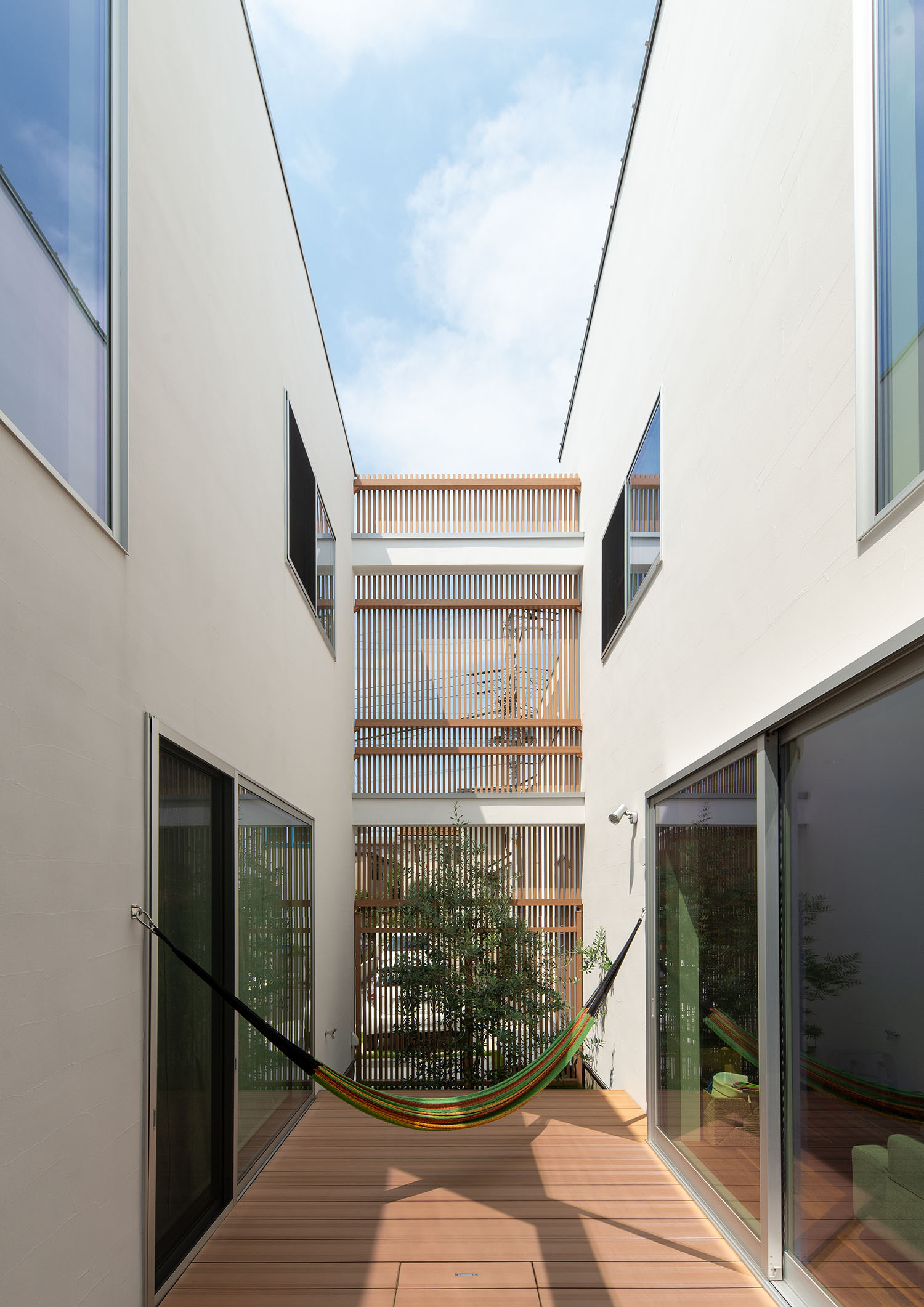 ハンモックがあり、植栽とルーバーで目隠しがされたウッドデッキの中庭・デザイン住宅 注文住宅・デザイン住宅建築実例_『CASE663 シークエンス』_中庭