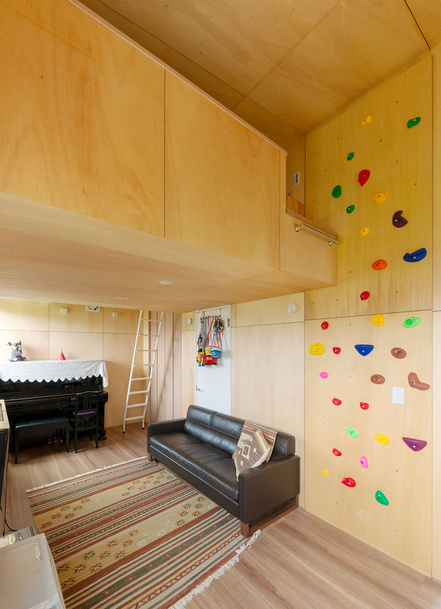 木材の壁にボルダリングのホールドを取り付けた部屋・デザイン住宅 注文住宅・デザイン住宅建築実例_『CASE663 シークエンス』_子供部屋