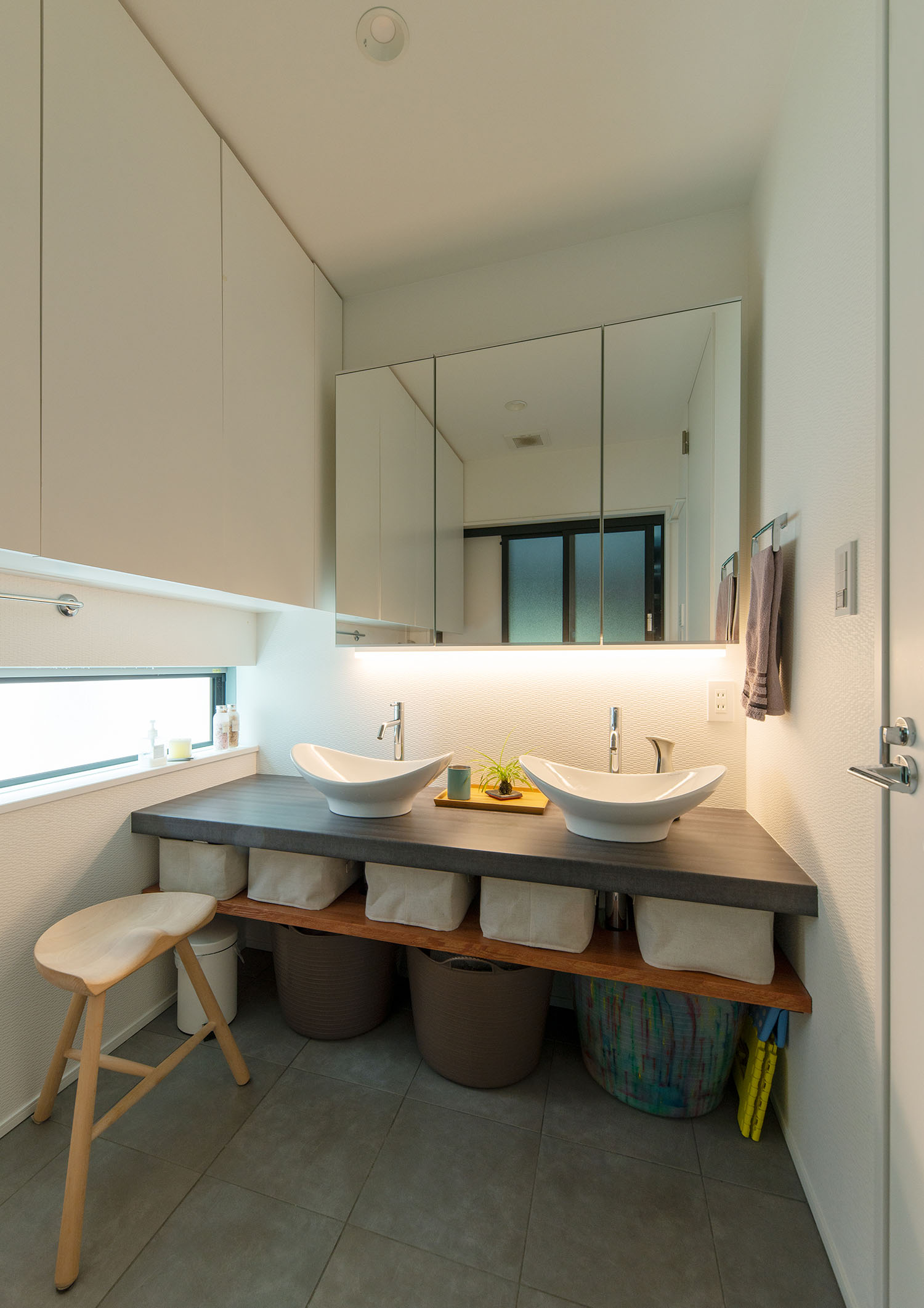 手元の高さにスリット窓を設けた、2ボウルの洗面所・デザイン住宅 注文住宅・デザイン住宅建築実例_『CASE663 シークエンス』_浴室・洗面所