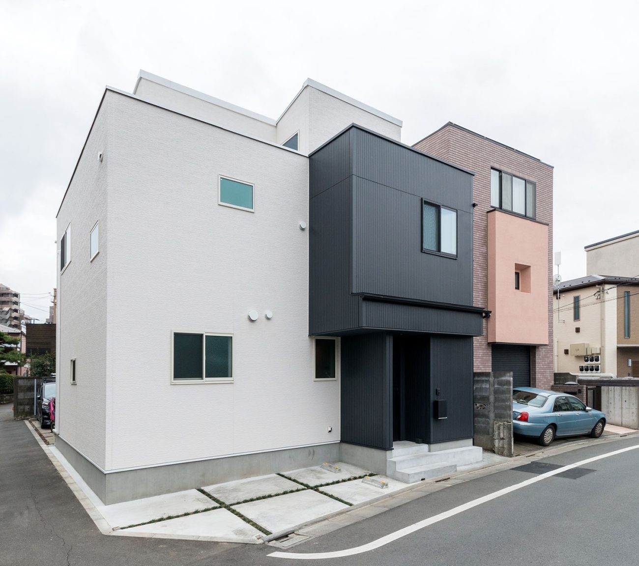 白と黒の外壁を使ったスクエアな外観の住宅・デザイン住宅 注文住宅・デザイン住宅建築実例_『CASE664 『BOX in BOX』』_外観