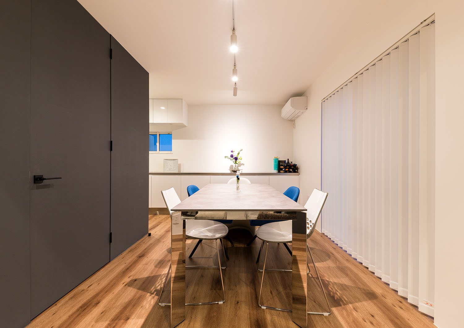 スポットライトに照らされる四人掛けのダイニングテーブル・デザイン住宅 注文住宅・デザイン住宅建築実例_『CASE664 『BOX in BOX』』_LDK