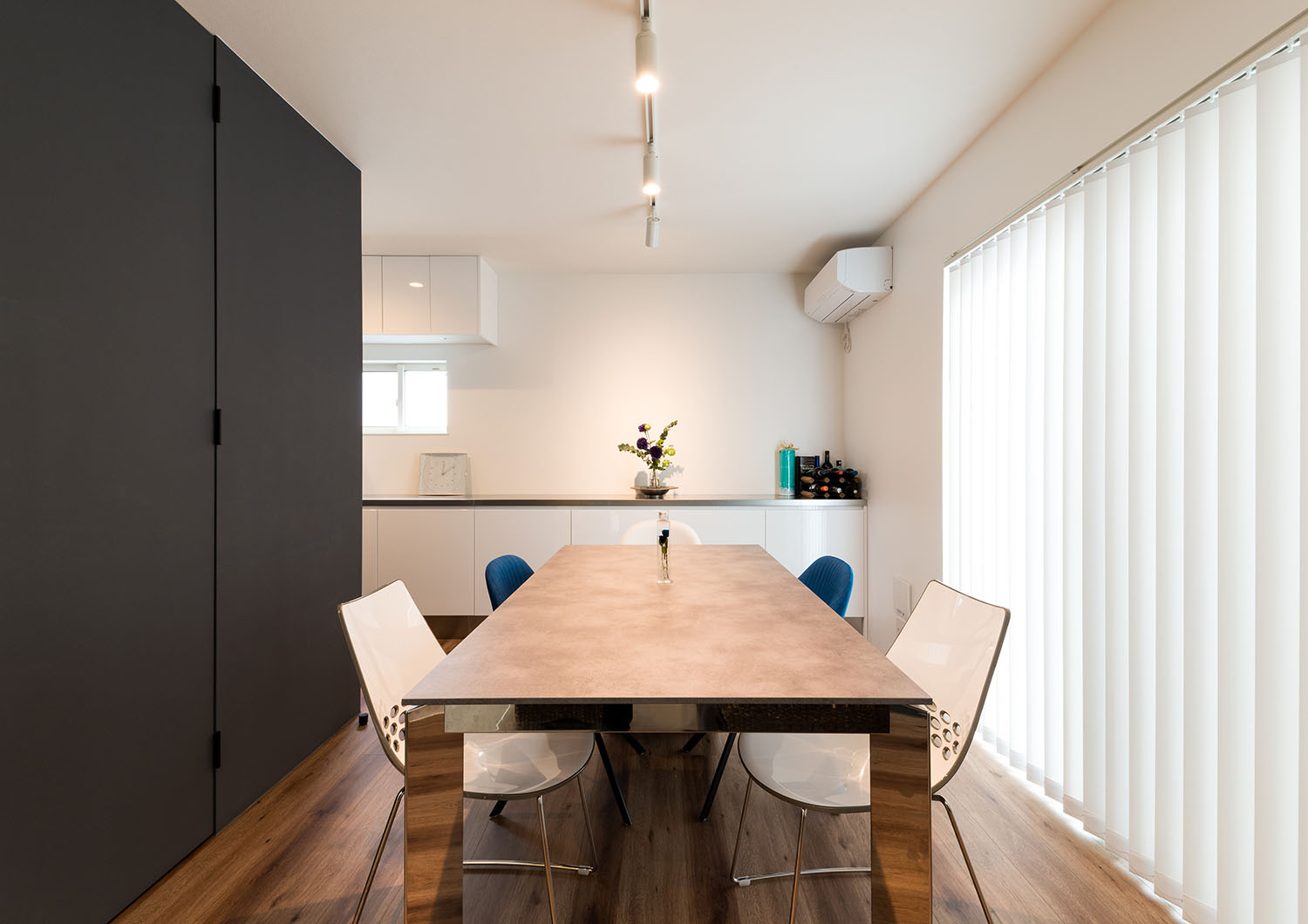 黒のアクセントクロスがある、四人掛けのテーブルが置かれたダイニング・デザイン住宅 注文住宅・デザイン住宅建築実例_『CASE664 『BOX in BOX』』_LDK