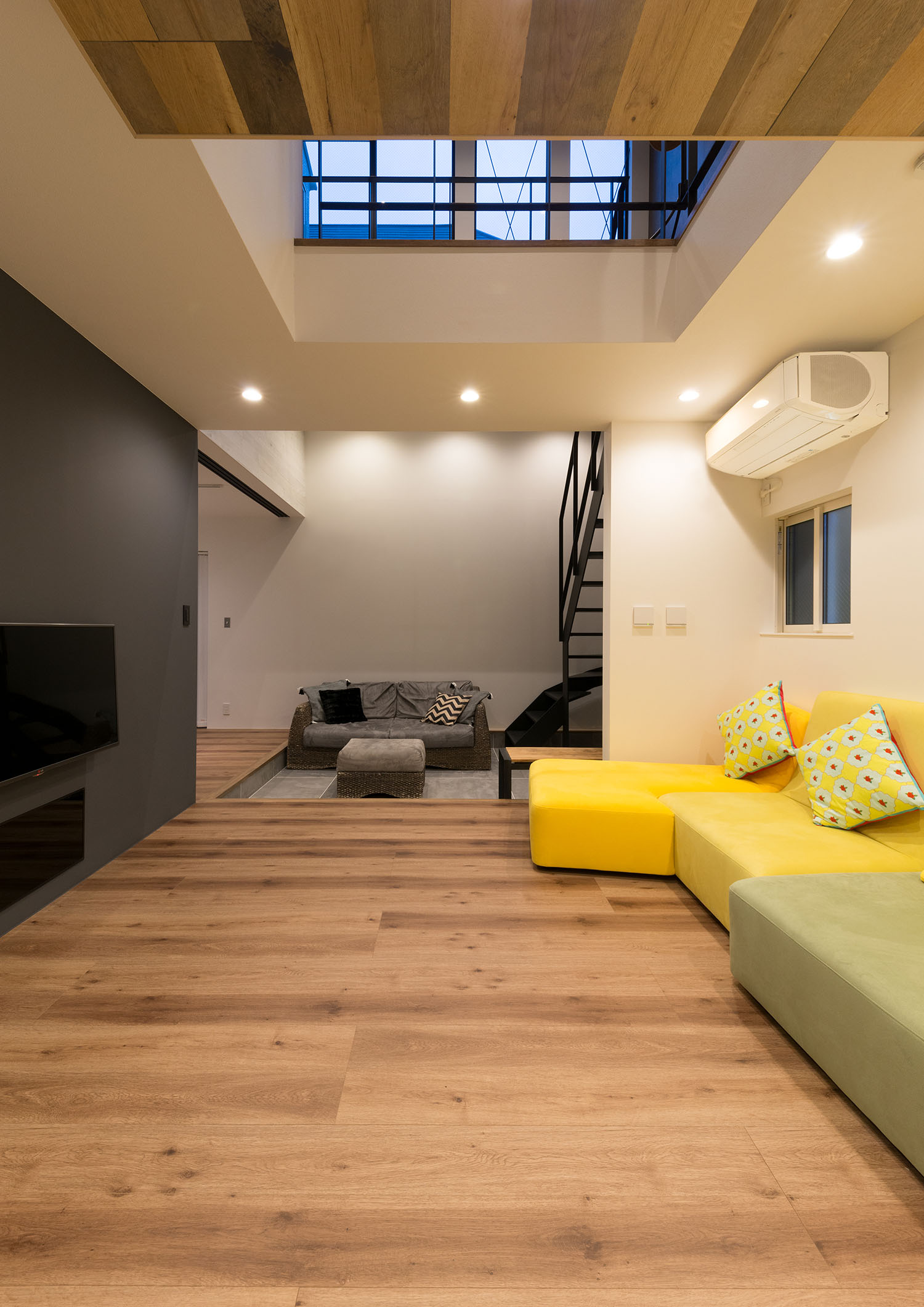 フローリングで、黄色のソファーがある吹き抜けのリビング・デザイン住宅 注文住宅・デザイン住宅建築実例_『CASE664 『BOX in BOX』』_LDK