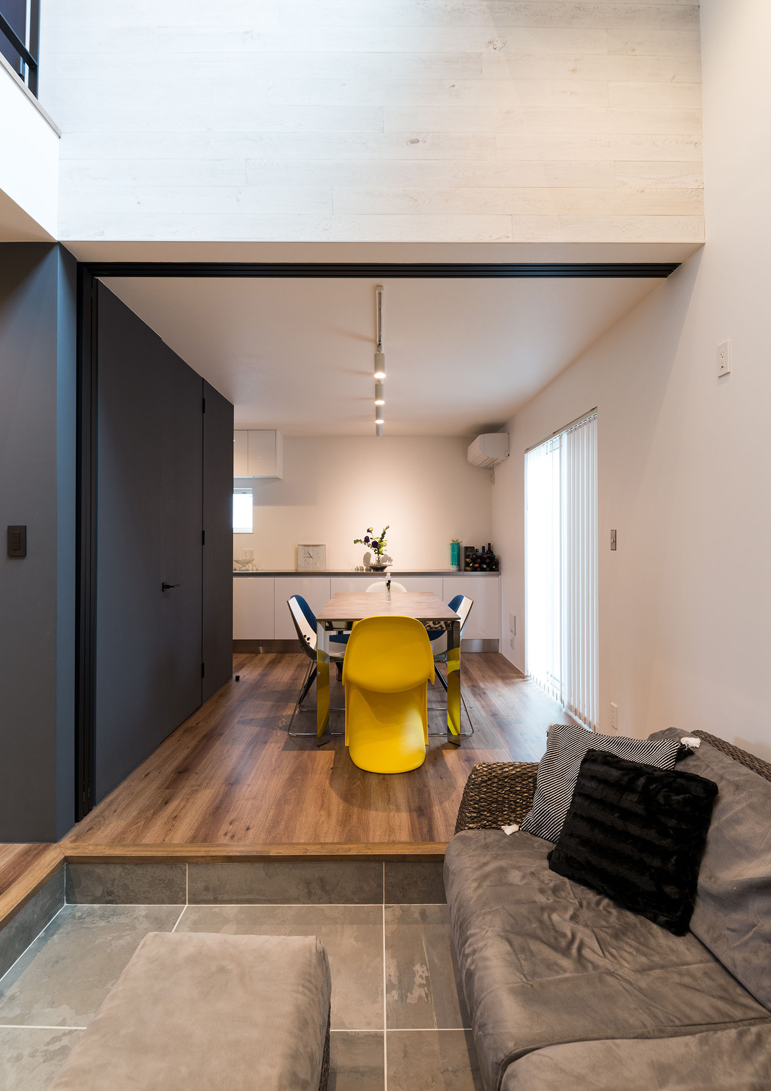 タイルのインナーテラスからフローリングのダイニングを見た様子・デザイン住宅 注文住宅・デザイン住宅建築実例_『CASE664 『BOX in BOX』』_LDK