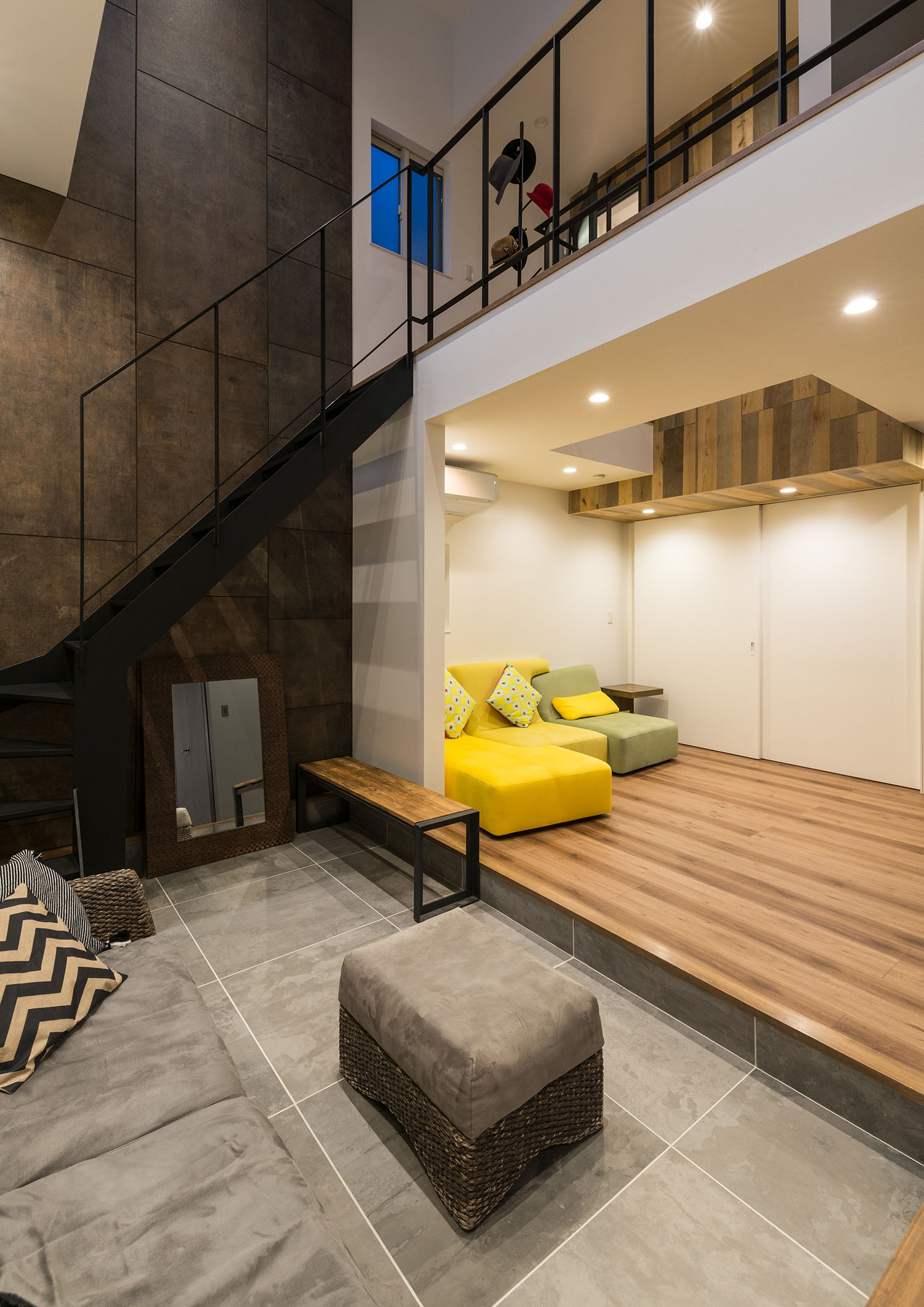 フローリングのフロアとタイルのフロアに段差が付けられている吹き抜けのLDK・デザイン住宅 注文住宅・デザイン住宅建築実例_『CASE664 『BOX in BOX』』_LDK