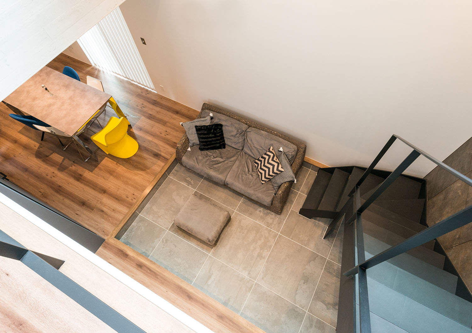 吹き抜けの二階から一階のタイルのフロアを見下ろした様子・デザイン住宅 注文住宅・デザイン住宅建築実例_『CASE664 『BOX in BOX』』_LDK