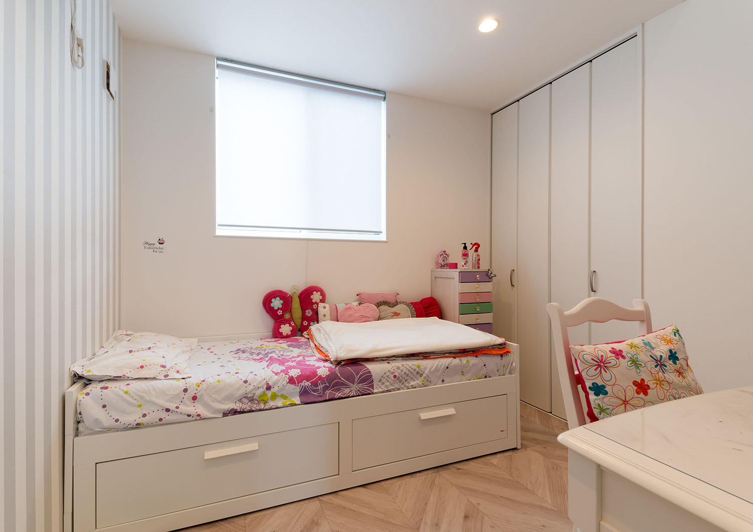 白いインテリアで統一された窓のある子供部屋・デザイン住宅 注文住宅・デザイン住宅建築実例_『CASE664 『BOX in BOX』』_子供部屋