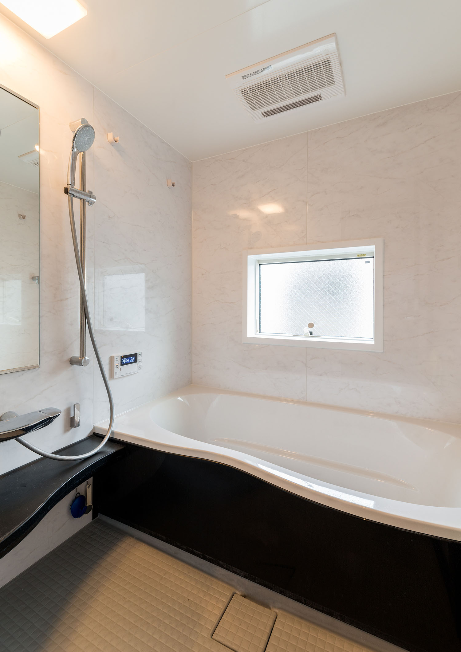 モノトーンで、窓が一つ設けられた浴室・デザイン住宅 注文住宅・デザイン住宅建築実例_『CASE664 『BOX in BOX』』_浴室・洗面所