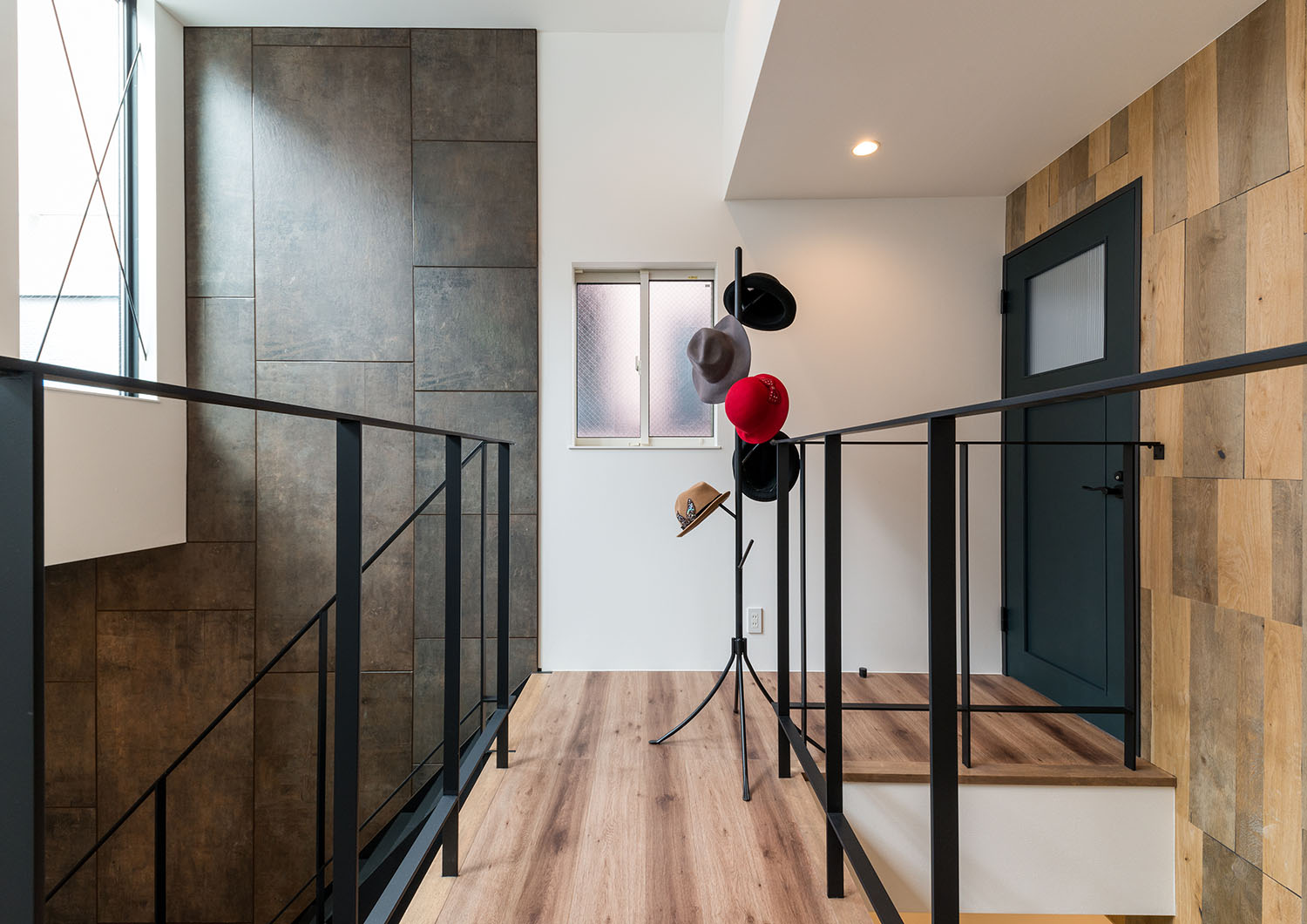 吹き抜けに面して手すりが設けられた木目の廊下・デザイン住宅 注文住宅・デザイン住宅建築実例_『CASE664 『BOX in BOX』』_廊下