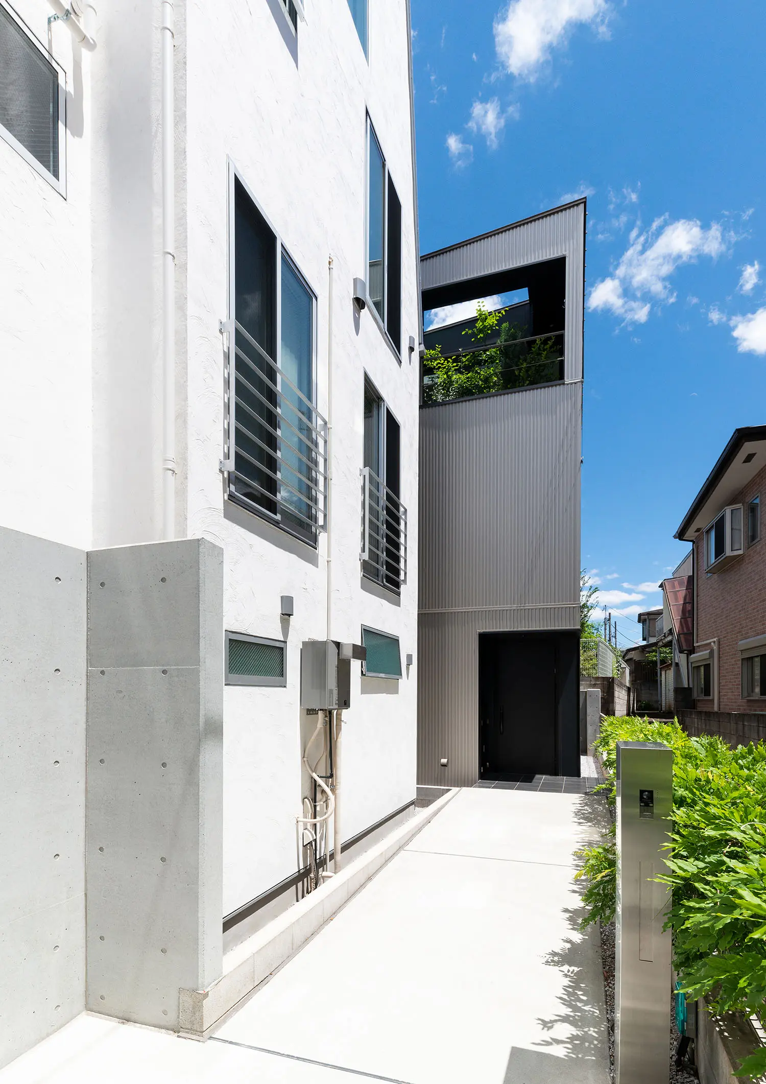 旗竿地に建つ狭小住宅の外観
