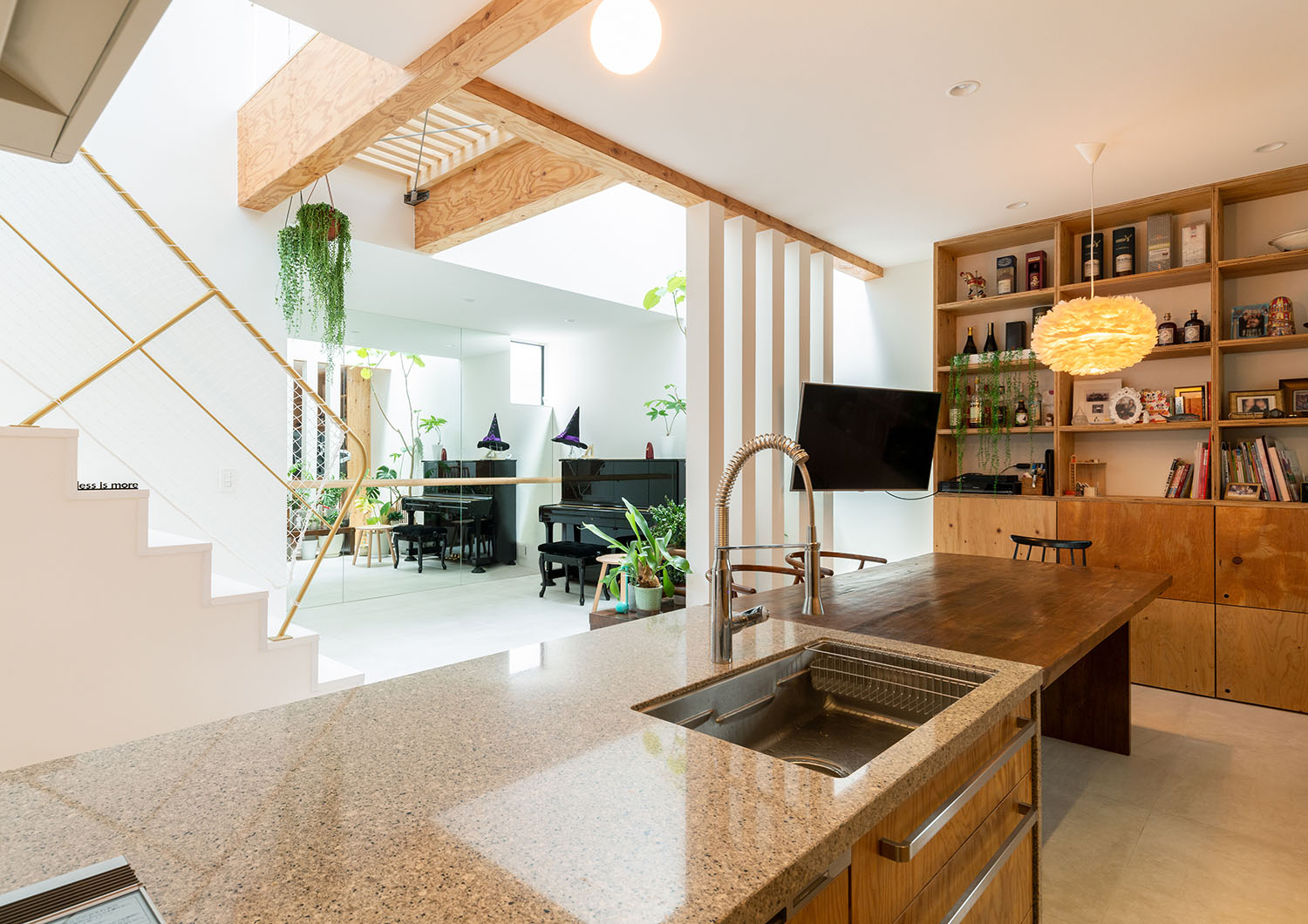 石の天板を使ったキッチンから、リビングを見渡した様子・デザイン住宅 注文住宅・デザイン住宅建築実例_『CASE665 LUCE』_キッチン