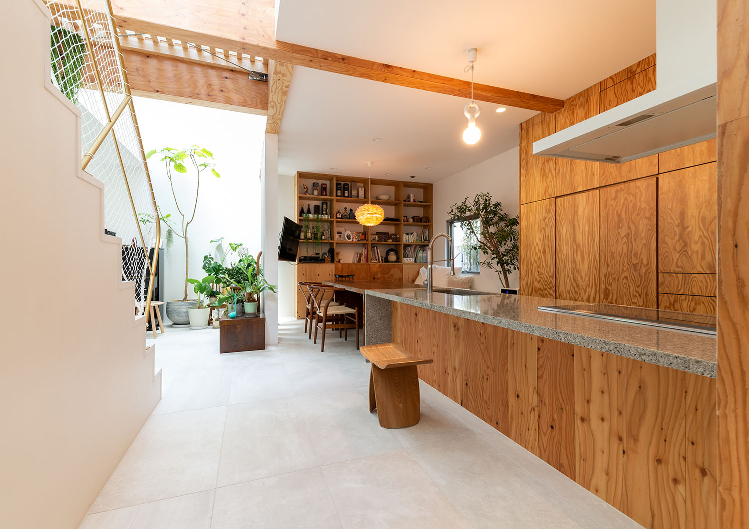 キッチンとカップボードが木材で統一されたLDK・デザイン住宅 注文住宅・デザイン住宅建築実例_『CASE665 LUCE』_LDK