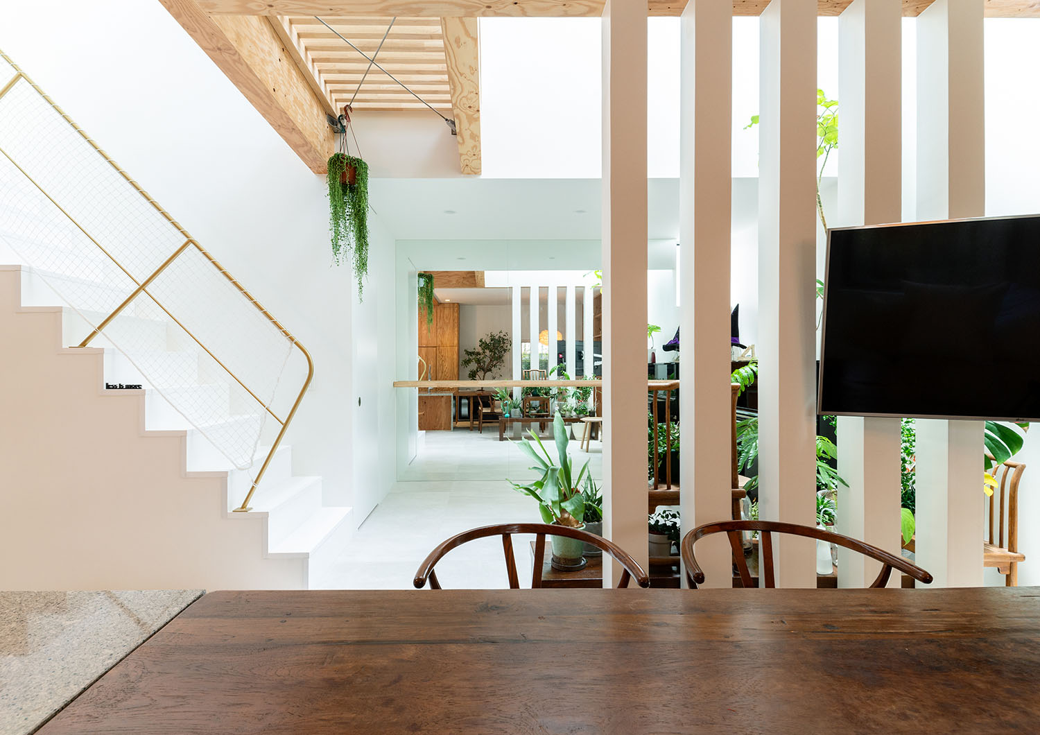 ダイニングテーブルから鏡張りの空間が見える様子・デザイン住宅 注文住宅・デザイン住宅建築実例_『CASE665 LUCE』_LDK