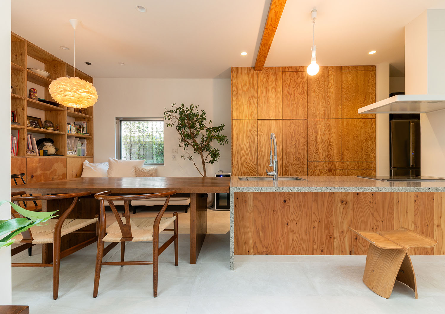 木を使ったキッチンとカップボードの横に、ダイニングテーブルが並んでいる様子・デザイン住宅 注文住宅・デザイン住宅建築実例_『CASE665 LUCE』_キッチン