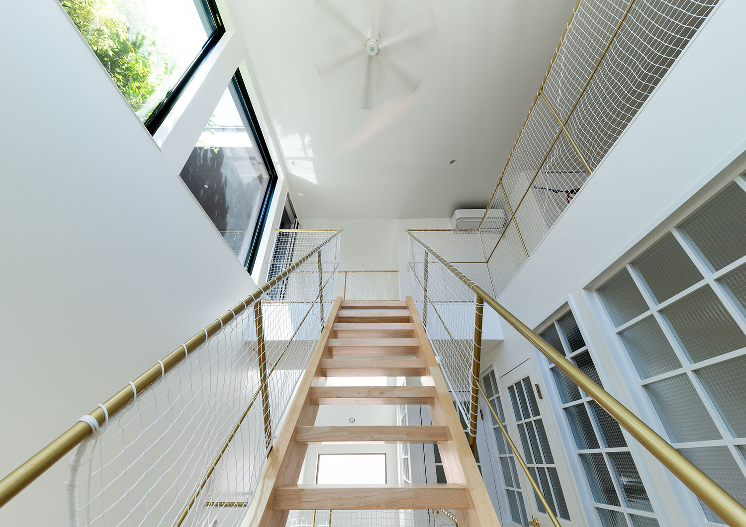 金属の手すりがついた木のスケルトン階段から三階を見た様子・デザイン住宅 注文住宅・デザイン住宅建築実例_『CASE665 LUCE』_階段