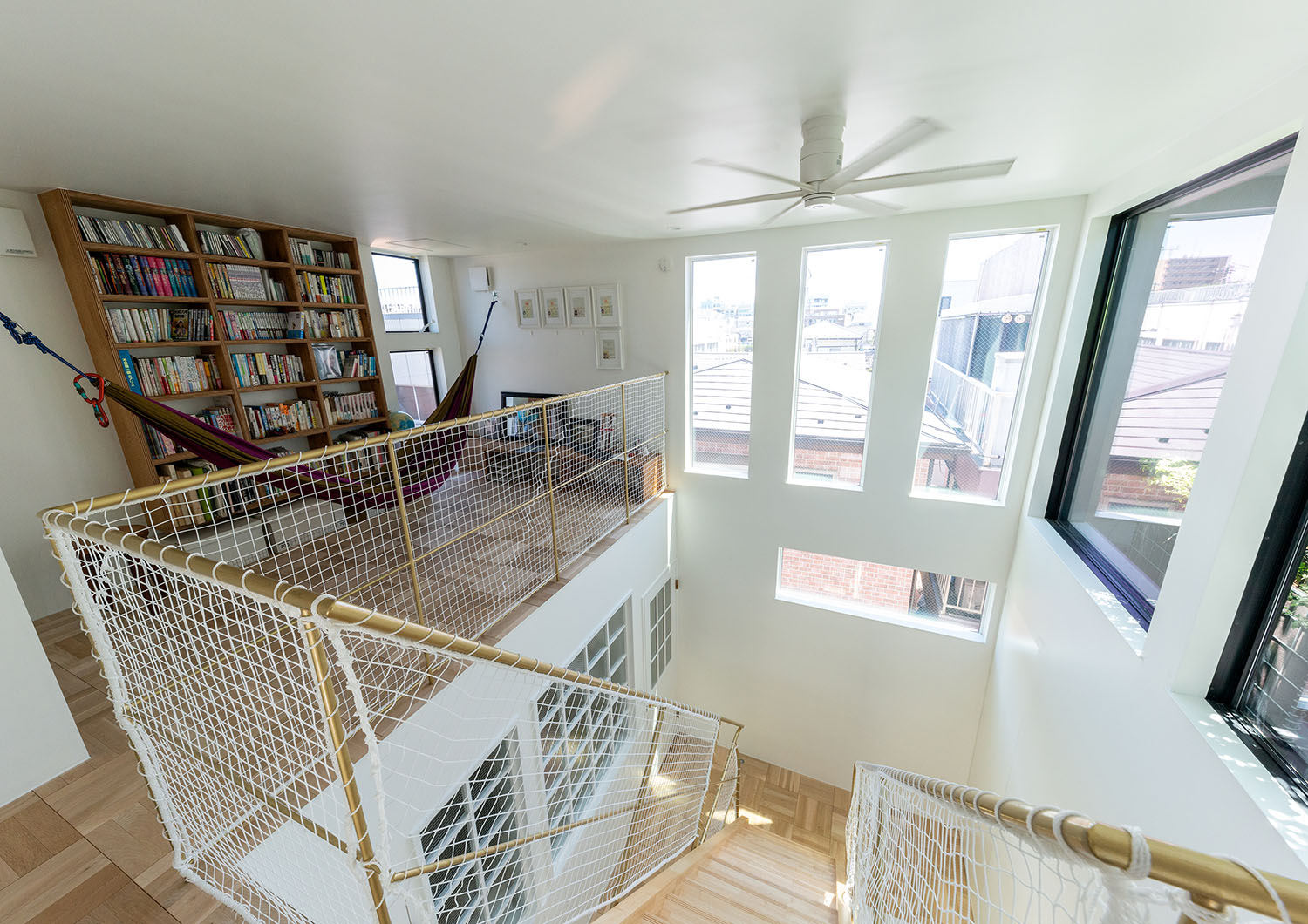 吹き抜け上部に窓が多く設けられた空間・デザイン住宅 注文住宅・デザイン住宅建築実例_『CASE665 LUCE』_書斎