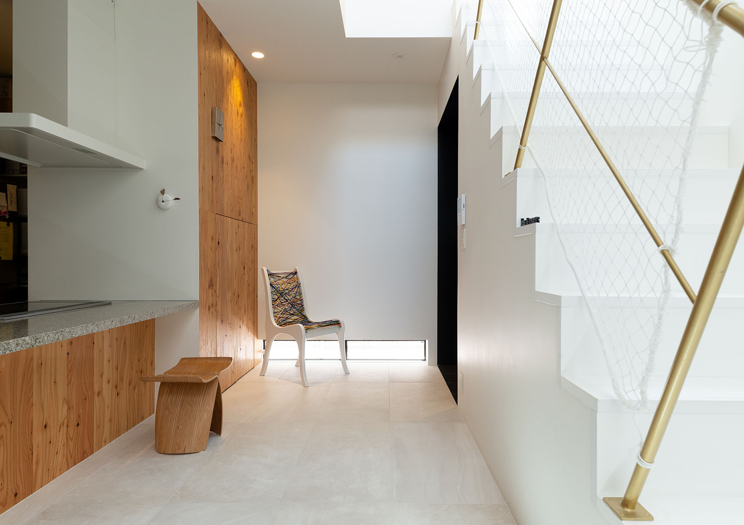 木の壁や白い箱型階段があり、地窓を設けた空間・デザイン住宅 注文住宅・デザイン住宅建築実例_『CASE665 LUCE』_LDK