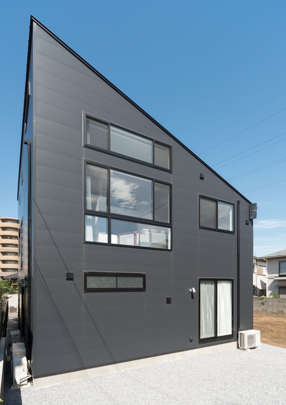 黒い外壁に窓が多く設けられた、斜め屋根の住宅・デザイン住宅 注文住宅・デザイン住宅建築実例_『CASE667 コントラスト』_外観