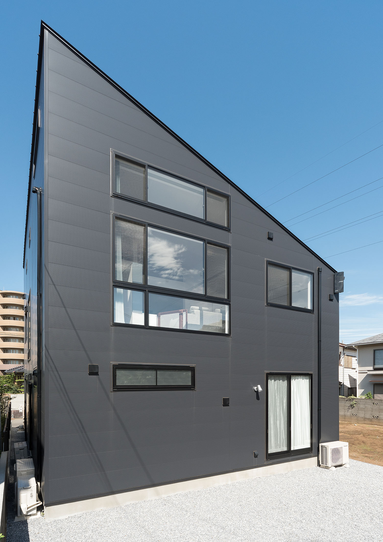 黒い外壁に窓が多く設けられた、斜め屋根の住宅・デザイン住宅 注文住宅・デザイン住宅建築実例_『CASE667 コントラスト』_外観