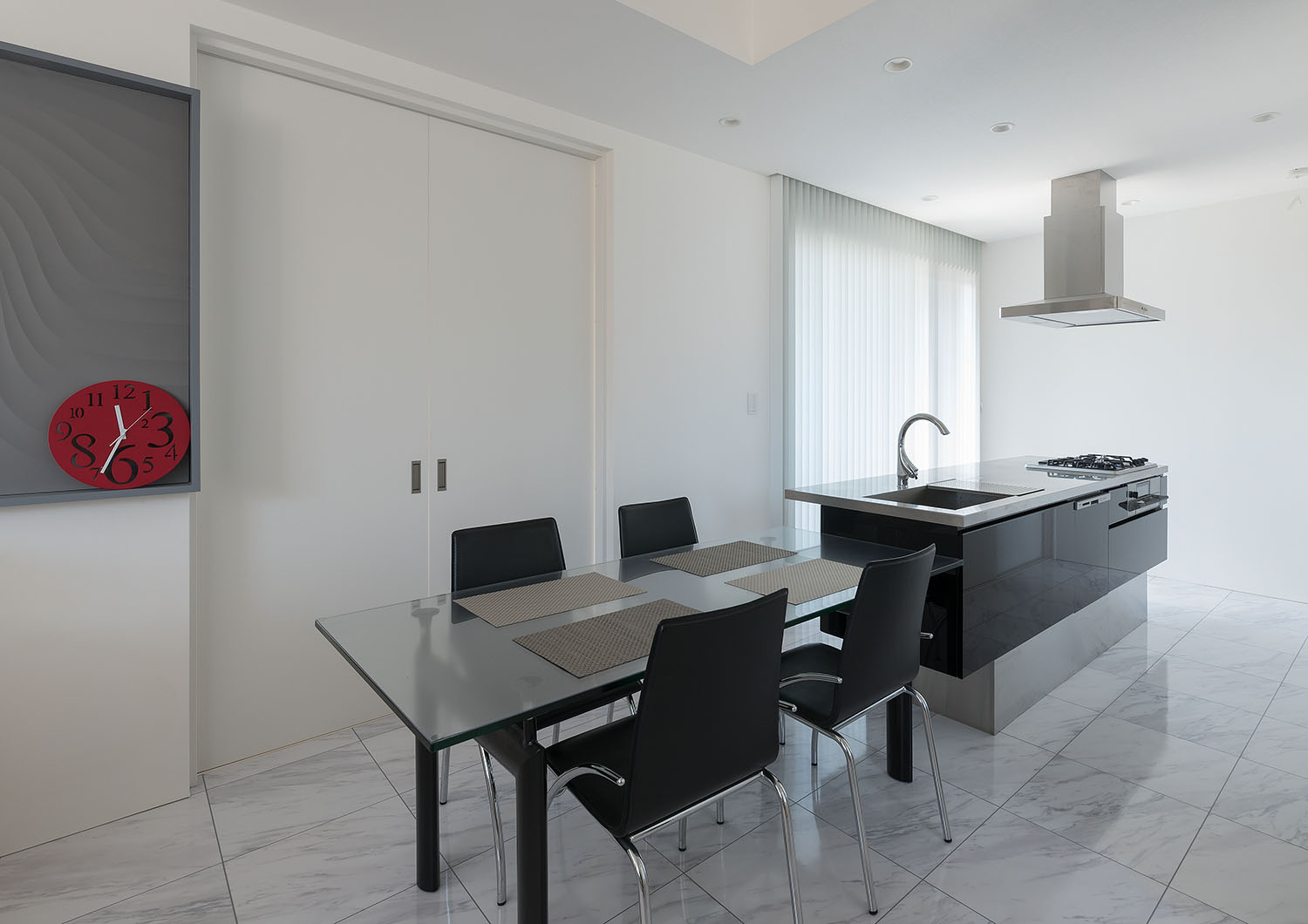 アイランドキッチンの横にダイニングテーブルが並んでいる様子・デザイン住宅 注文住宅・デザイン住宅建築実例_『CASE667 コントラスト』_LDK