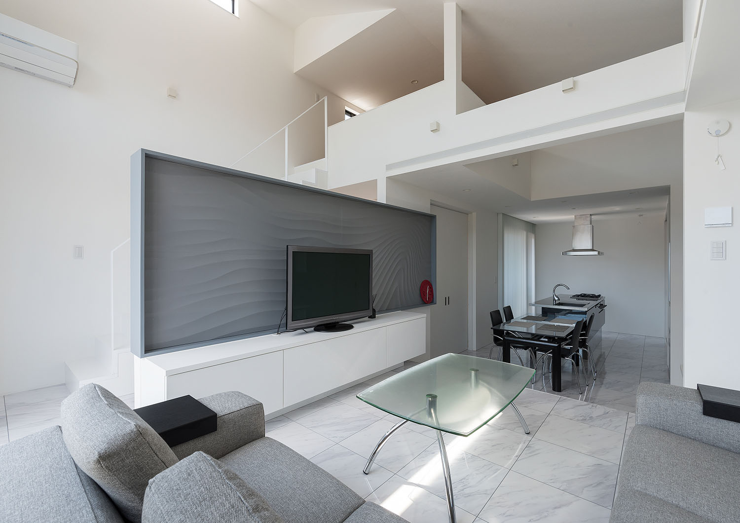 二階が吹き抜けに面しているLDK・デザイン住宅 注文住宅・デザイン住宅建築実例_『CASE667 コントラスト』_LDK