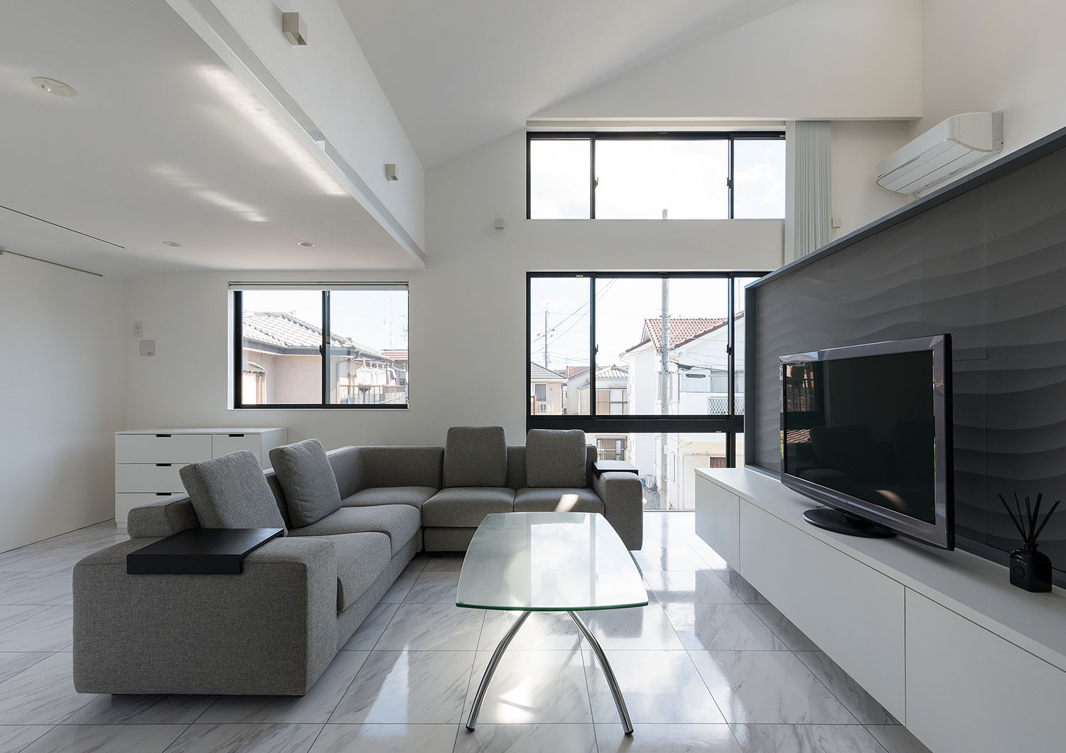 窓が多くある白を基調としたLDK・デザイン住宅 注文住宅・デザイン住宅建築実例_『CASE667 コントラスト』_LDK