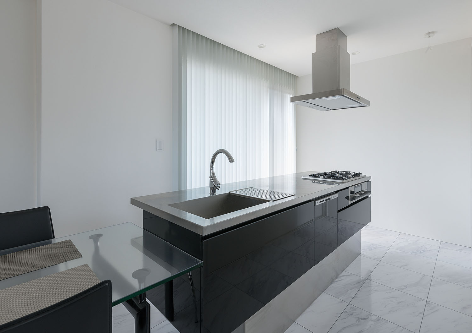 ダイニングテーブルが横に並ぶ、モノトーンでまとめられたアイランドキッチン・デザイン住宅 注文住宅・デザイン住宅建築実例_『CASE667 コントラスト』_キッチン