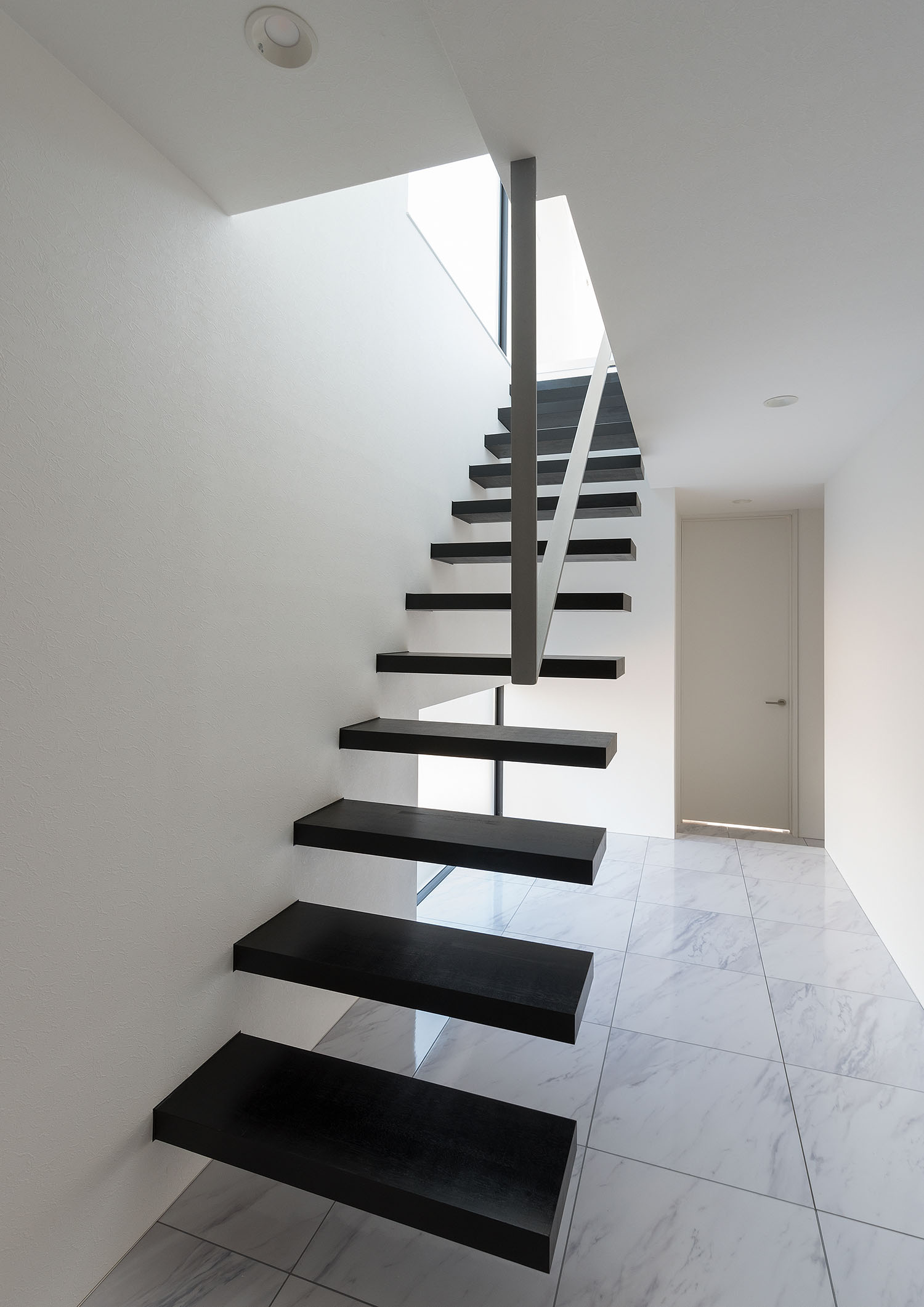 片側が壁についた、浮いたようなデザインの階段・デザイン住宅 注文住宅・デザイン住宅建築実例_『CASE667 コントラスト』_階段