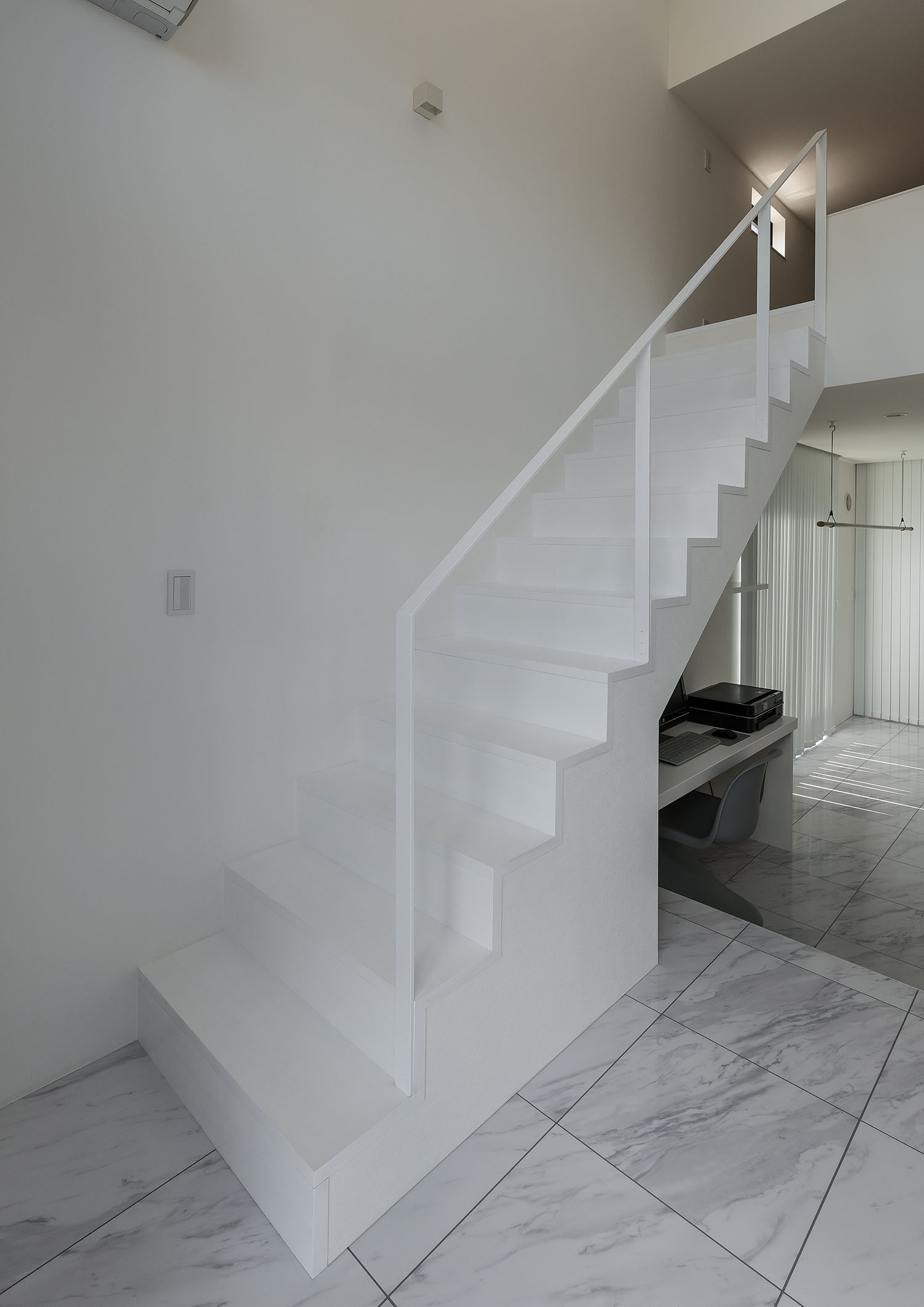 白い階段の下にデスクスペースが設けられている様子・デザイン住宅 注文住宅・デザイン住宅建築実例_『CASE667 コントラスト』_階段