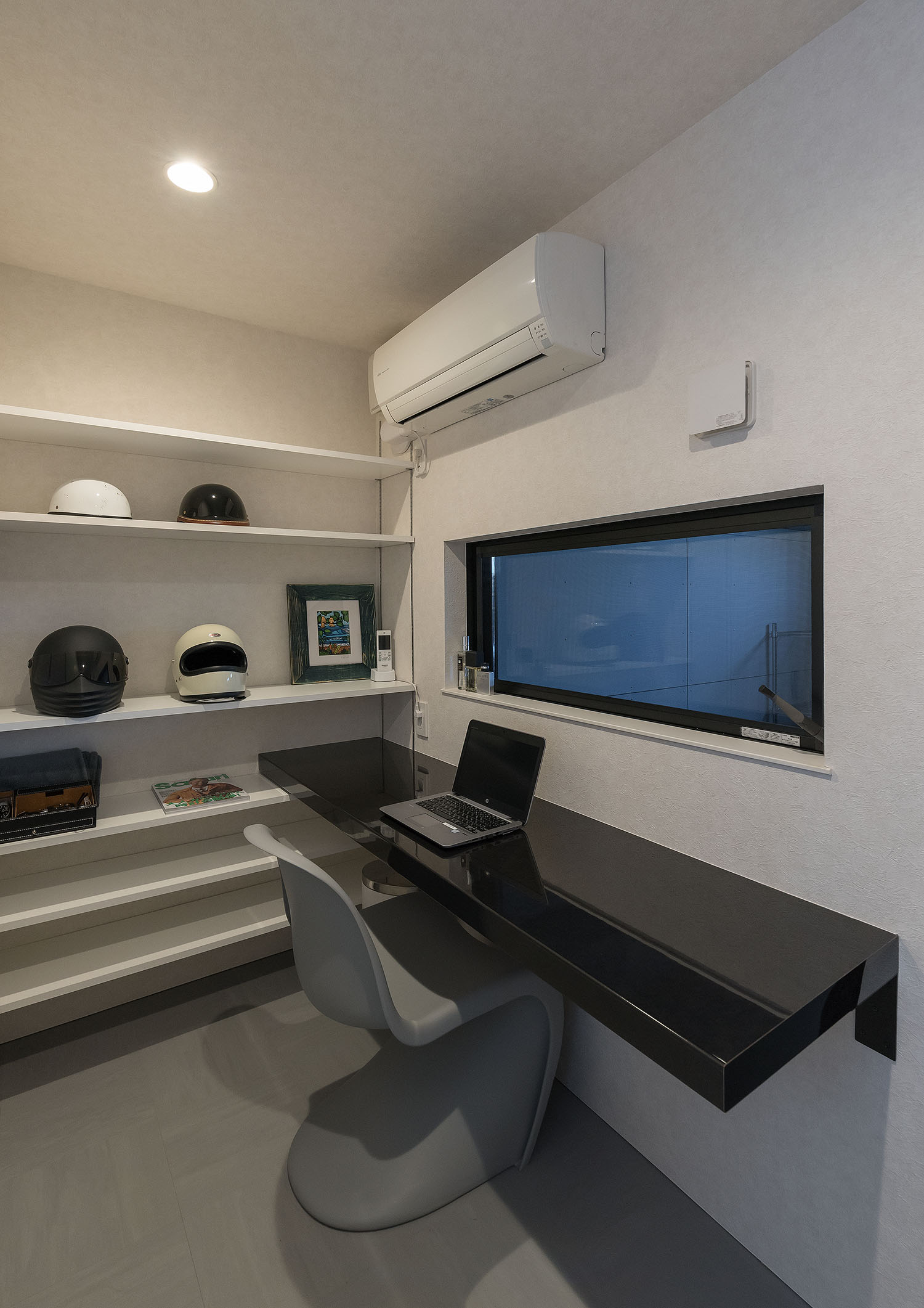 壁付けデスクの正面に窓がある、棚のある書斎・デザイン住宅 注文住宅・デザイン住宅建築実例_『CASE667 コントラスト』_書斎