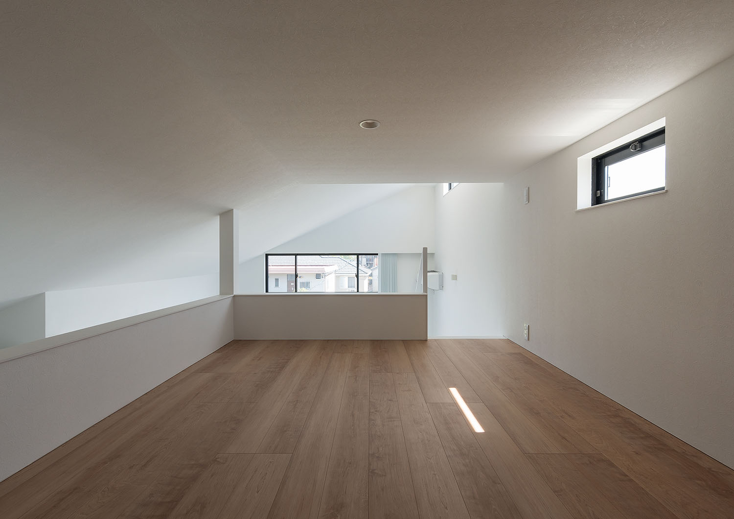 スリット窓のあるフローリングのロフト空間・デザイン住宅 注文住宅・デザイン住宅建築実例_『CASE667 コントラスト』_フリースペース