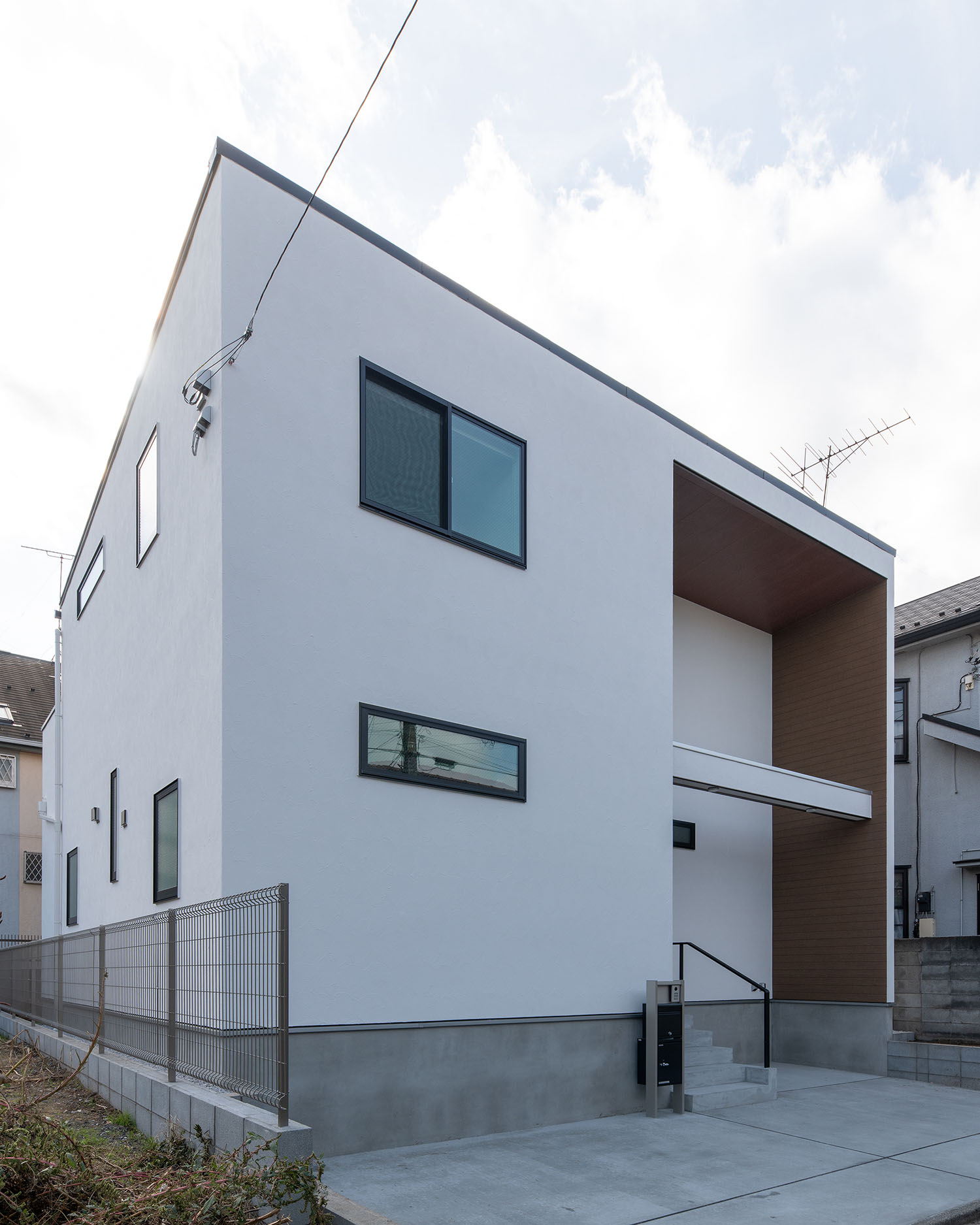 白いキューブ状の外観の住宅を斜めから見た様子・デザイン住宅 注文住宅・デザイン住宅建築実例_『CASE668 square up』_外観