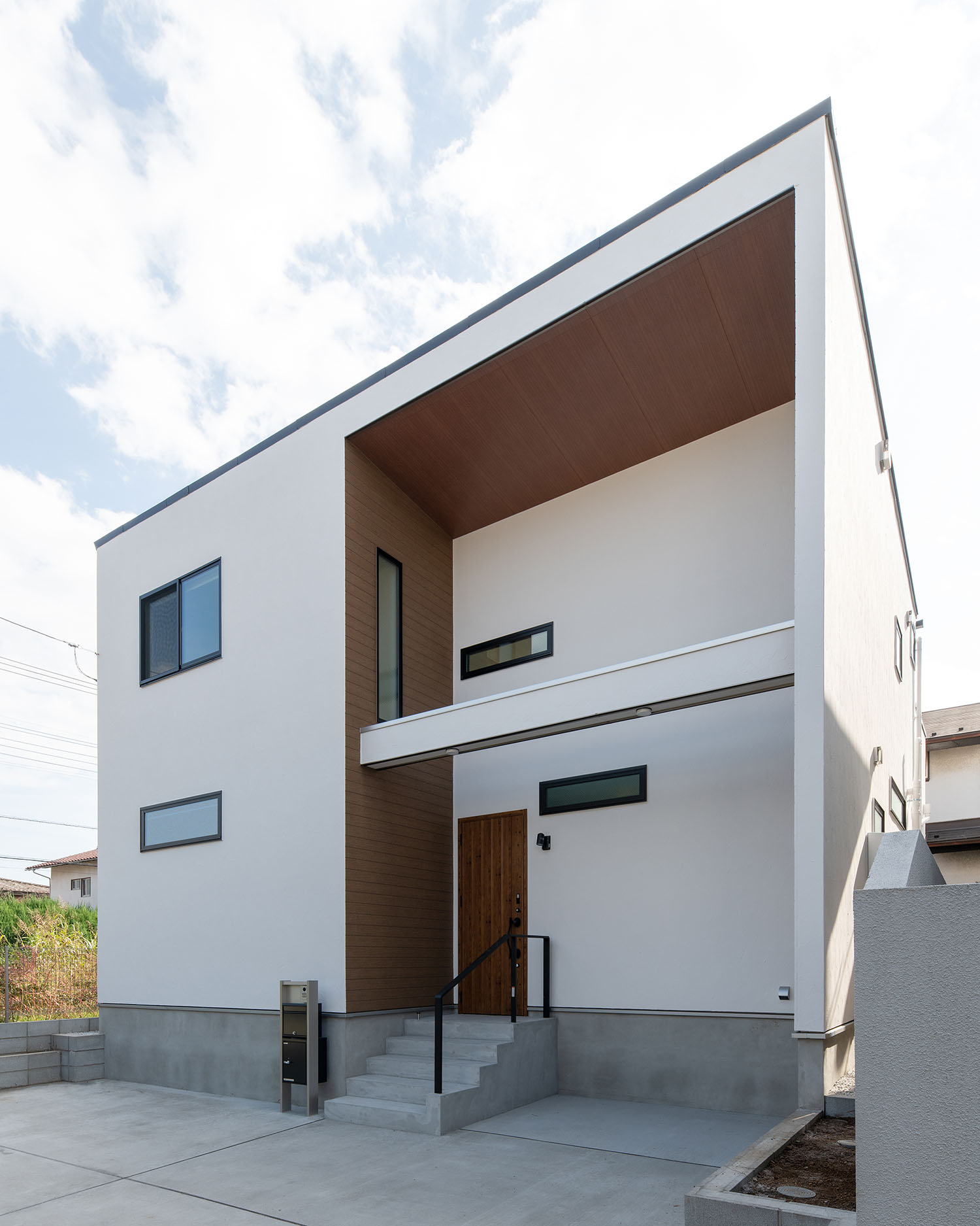 吹き抜けになった玄関ポーチの壁や天井に木を使った外観の住宅・デザイン住宅 注文住宅・デザイン住宅建築実例_『CASE668 square up』_外観