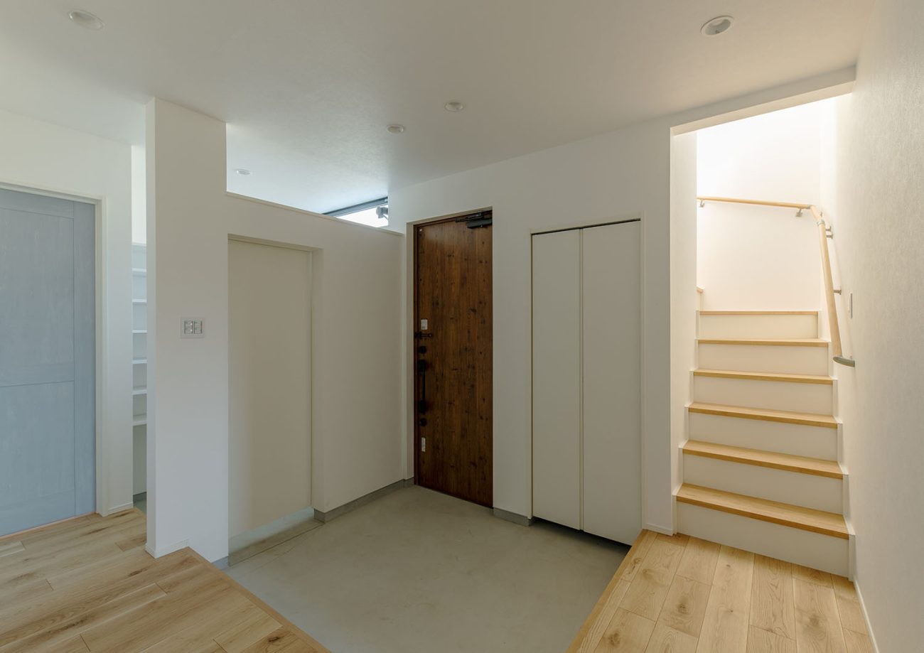 回遊式のシューズインクローゼットへとアクセスが出来る玄関・デザイン住宅 注文住宅・デザイン住宅建築実例_『CASE668 square up』_玄関