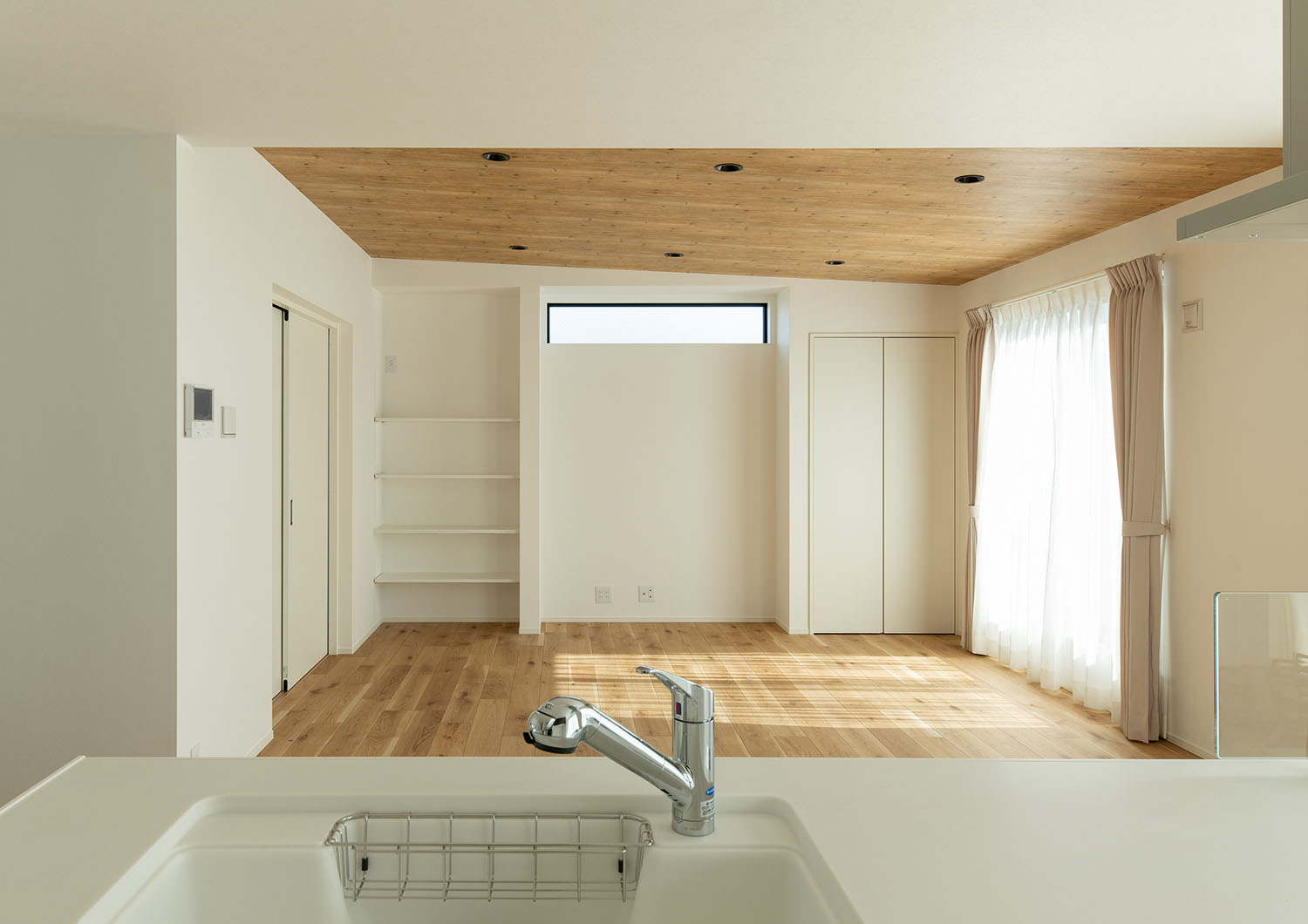 キッチンからリビングを見渡すことが出来る様子・デザイン住宅 注文住宅・デザイン住宅建築実例_『CASE668 square up』_キッチン