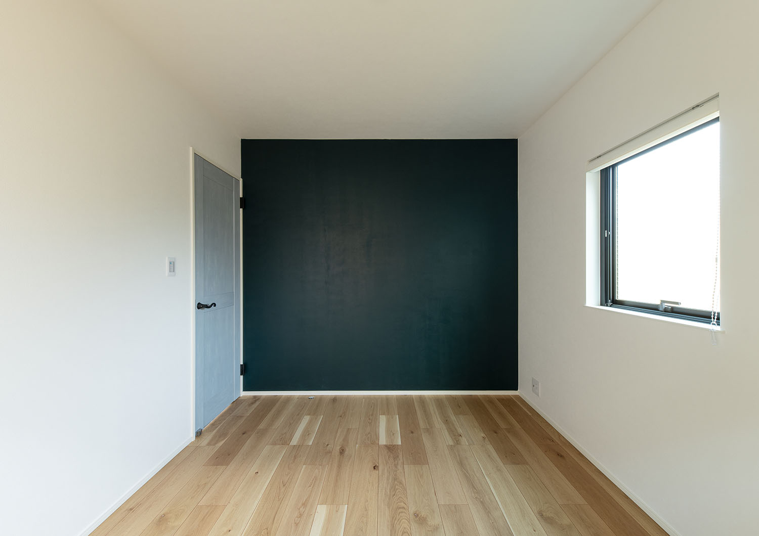 モスグリーンの壁やブルーグレーの扉がある部屋・デザイン住宅 注文住宅・デザイン住宅建築実例_『CASE668 square up』_寝室