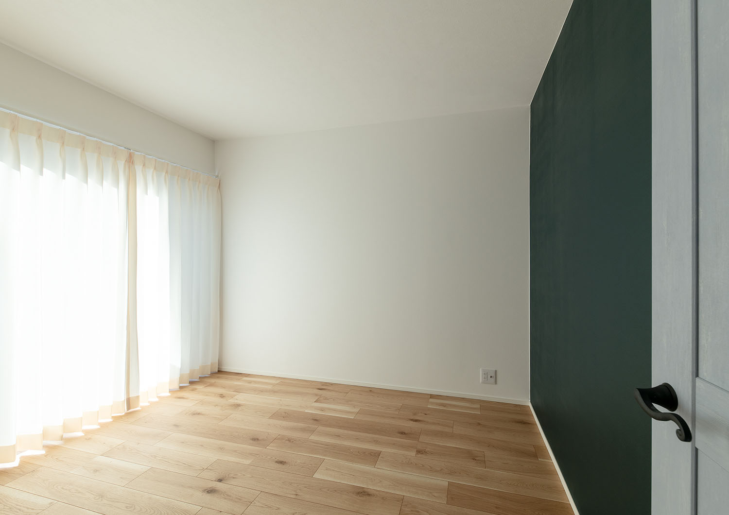 大きな窓が設けられた、モスグリーンの壁がある部屋・デザイン住宅 注文住宅・デザイン住宅建築実例_『CASE668 square up』_寝室