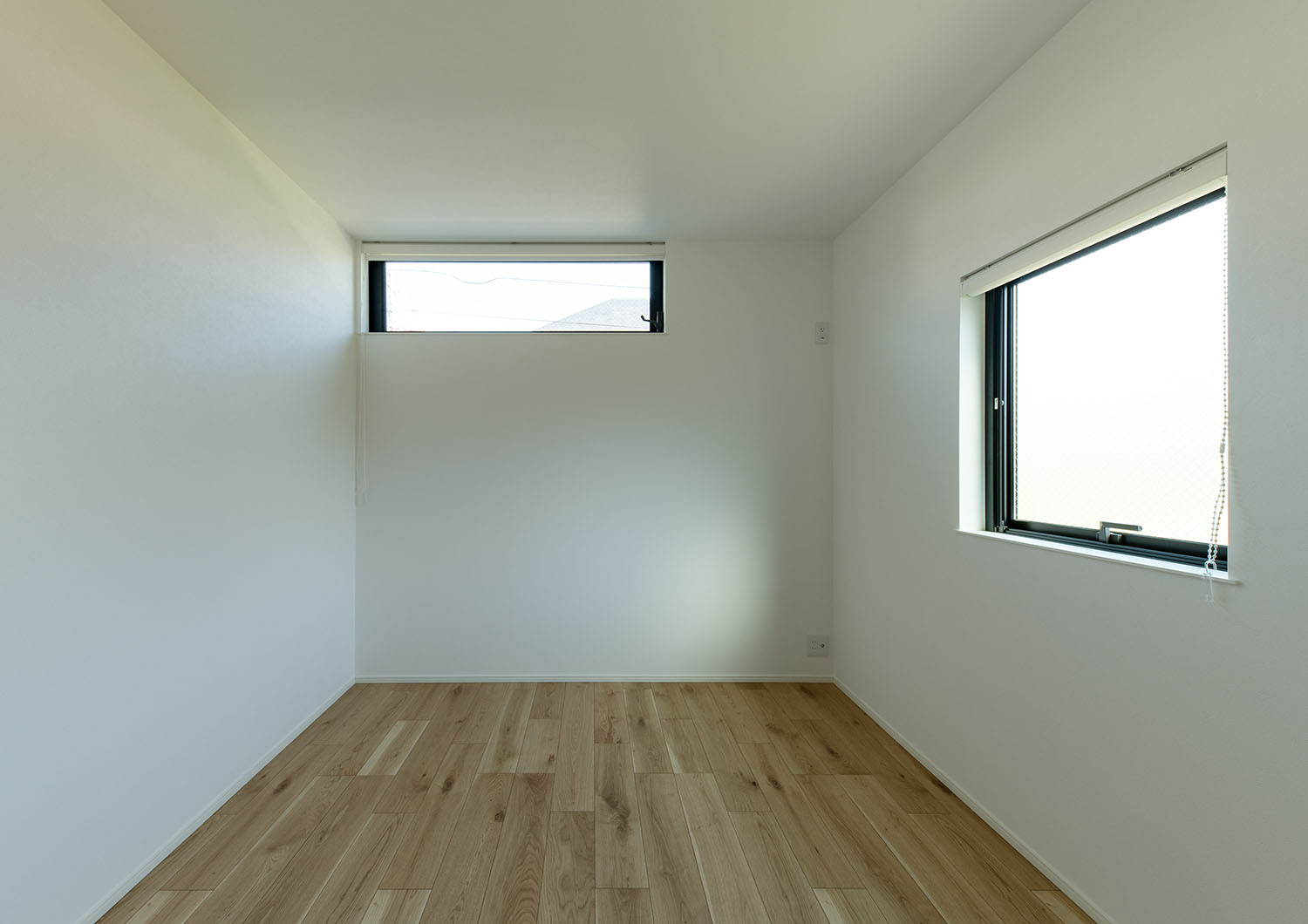 大きさの違う窓が二方向に着けられた部屋・デザイン住宅 注文住宅・デザイン住宅建築実例_『CASE668 square up』_寝室