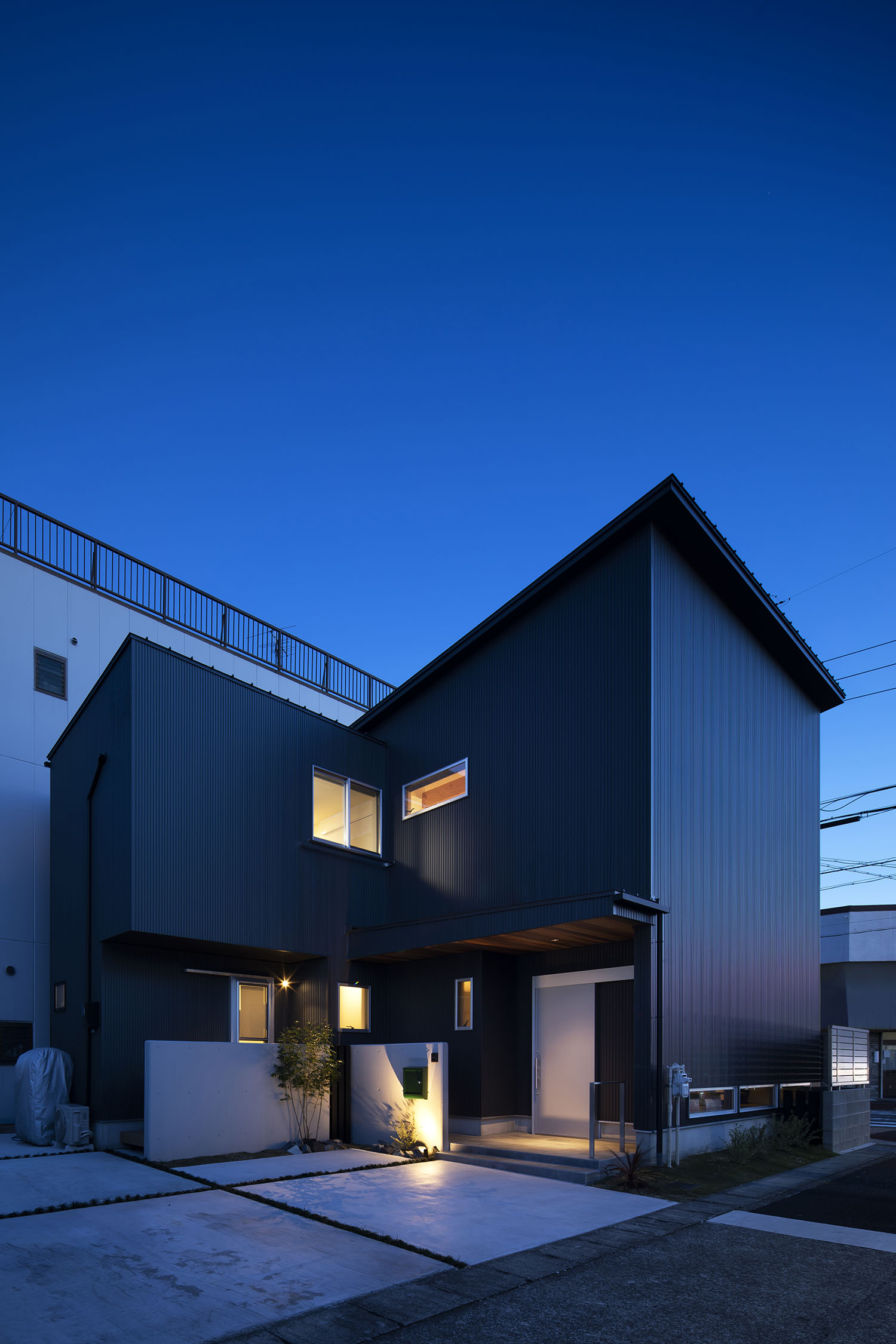 小さな窓から光が漏れる黒い外壁の住宅・デザイン住宅 注文住宅・デザイン住宅建築実例_『CASE669 ludique』_外観