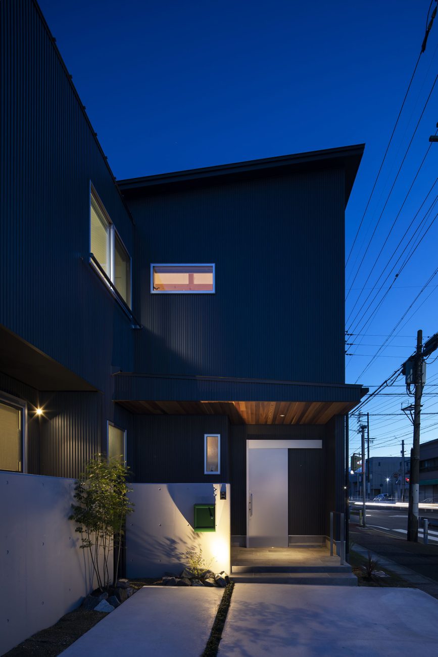 照明に照らされた軒天井の玄関ポーチ・デザイン住宅 注文住宅・デザイン住宅建築実例_『CASE669 ludique』_外観