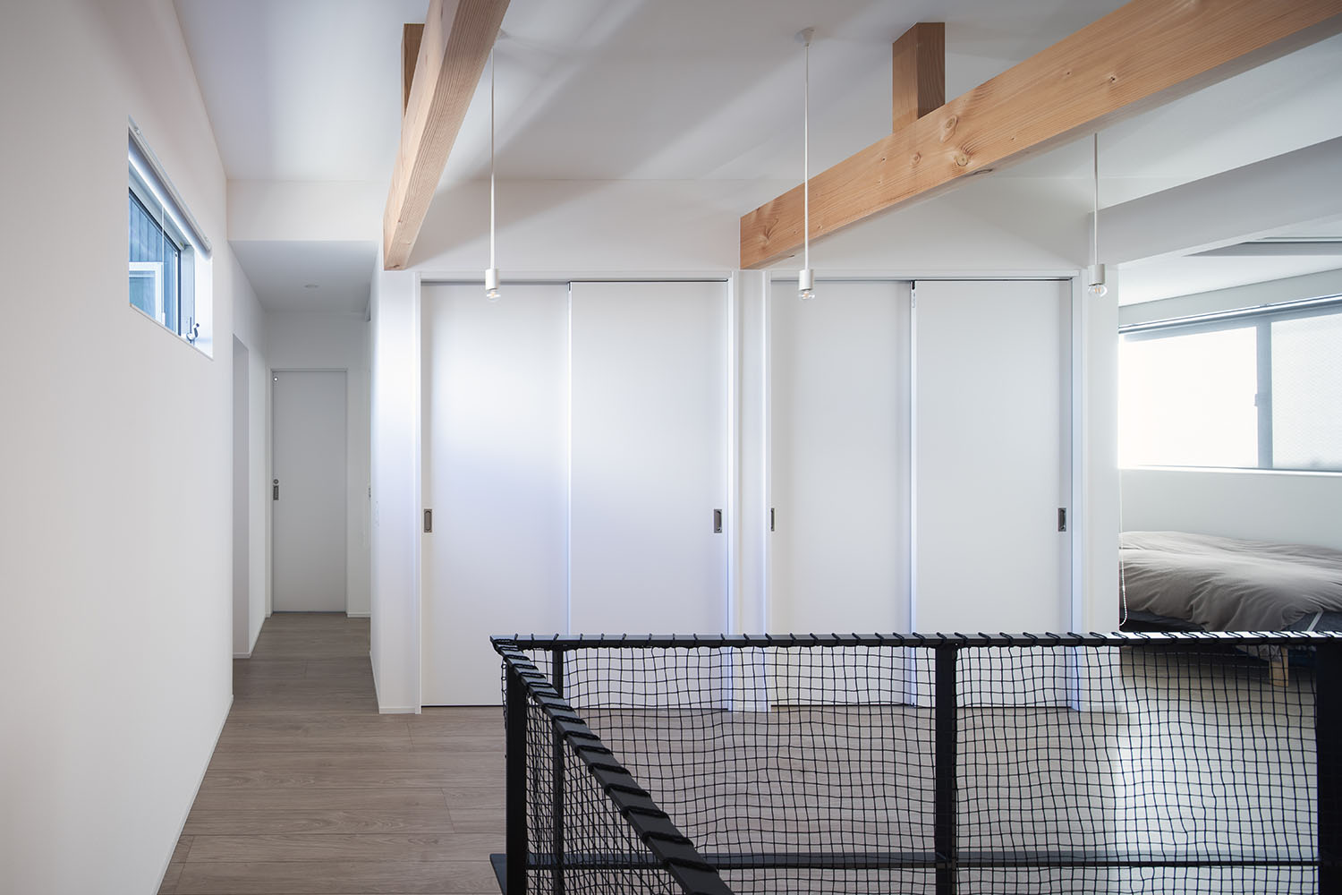 扉と壁を白で統一した、木の梁を見せた天井の空間・デザイン住宅 注文住宅・デザイン住宅建築実例_『CASE669 ludique』_子供部屋