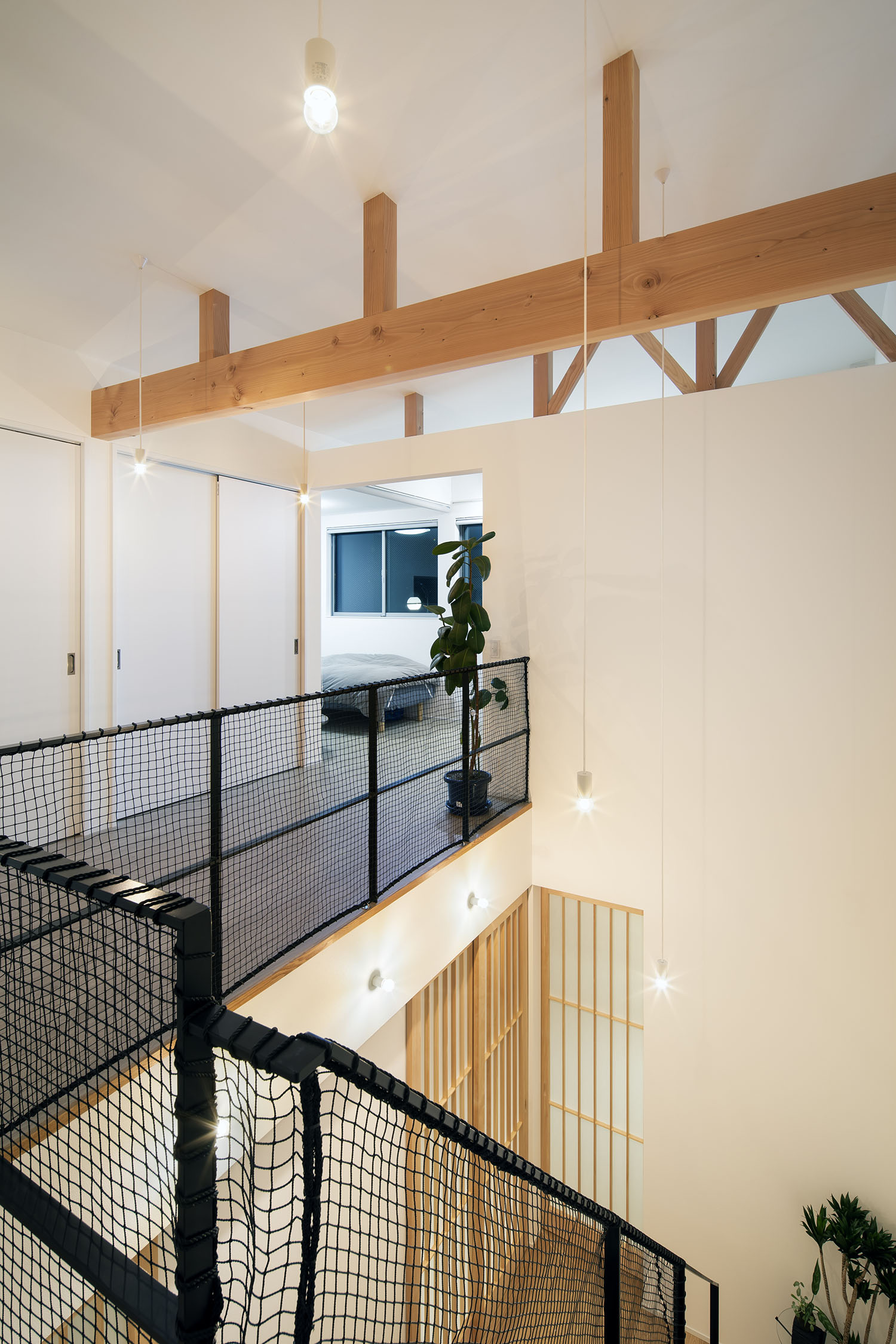 梁見せ天井で、手摺にはネットが取り付けられた吹き抜けの二階・デザイン住宅 注文住宅・デザイン住宅建築実例_『CASE669 ludique』_子供部屋