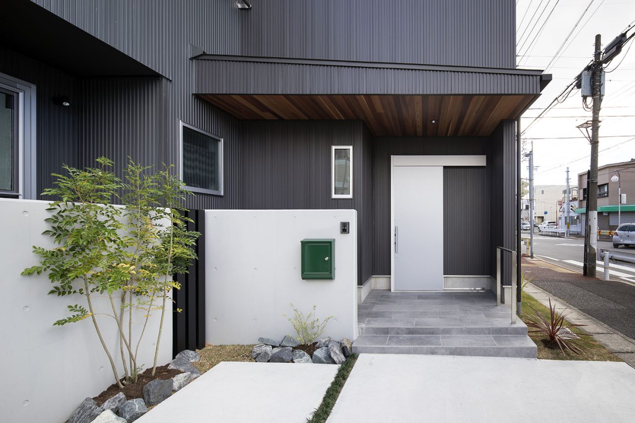 白い外構と黒い外壁の住宅の外観・デザイン住宅 注文住宅・デザイン住宅建築実例_『CASE669 ludique』_外観