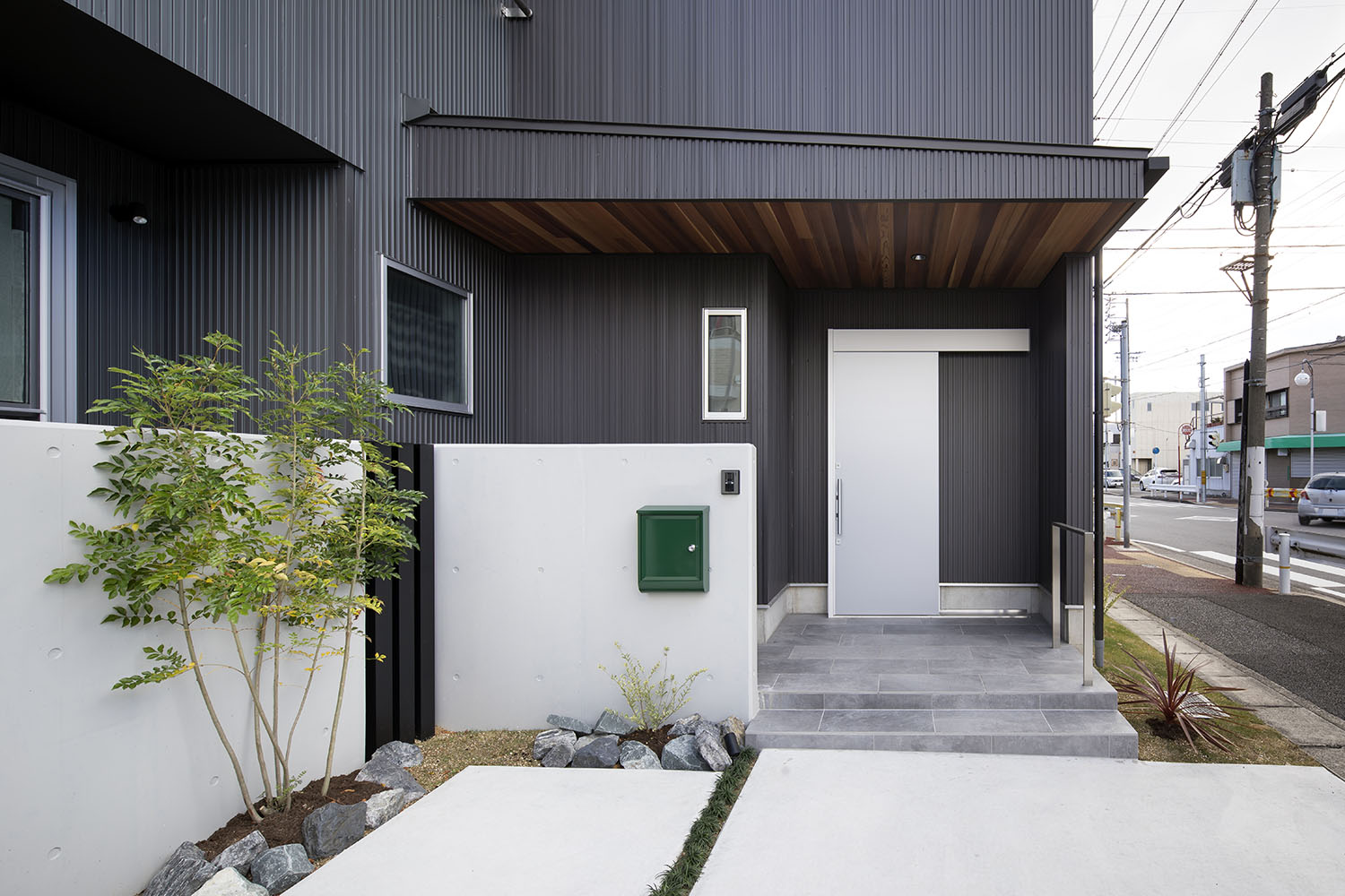 白い外構と黒い外壁の住宅の外観・デザイン住宅 注文住宅・デザイン住宅建築実例_『CASE669 ludique』_外観