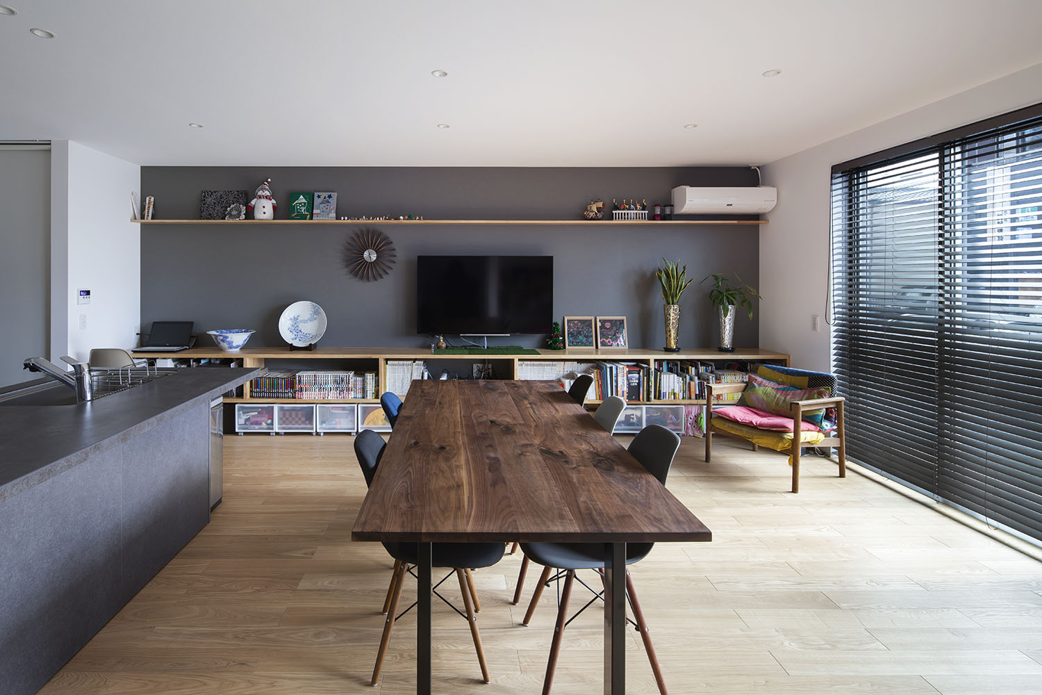 木のダイニングテーブルがあり、壁に飾り棚があるLDK・デザイン住宅 注文住宅・デザイン住宅建築実例_『CASE669 ludique』_LDK